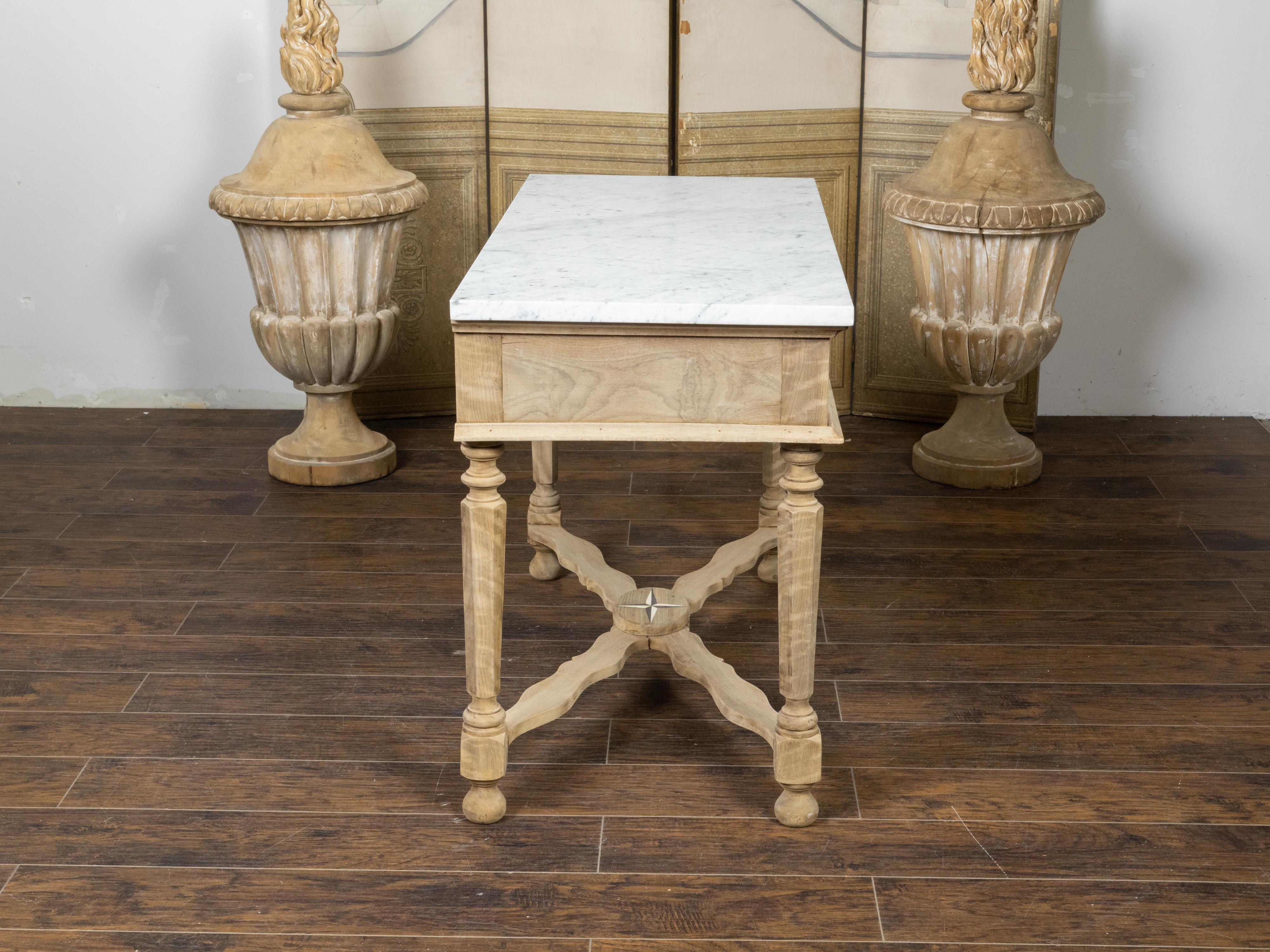Marbre Table console du XIXe siècle en noyer blanchi avec plateau en marbre blanc et pieds à facettes en vente