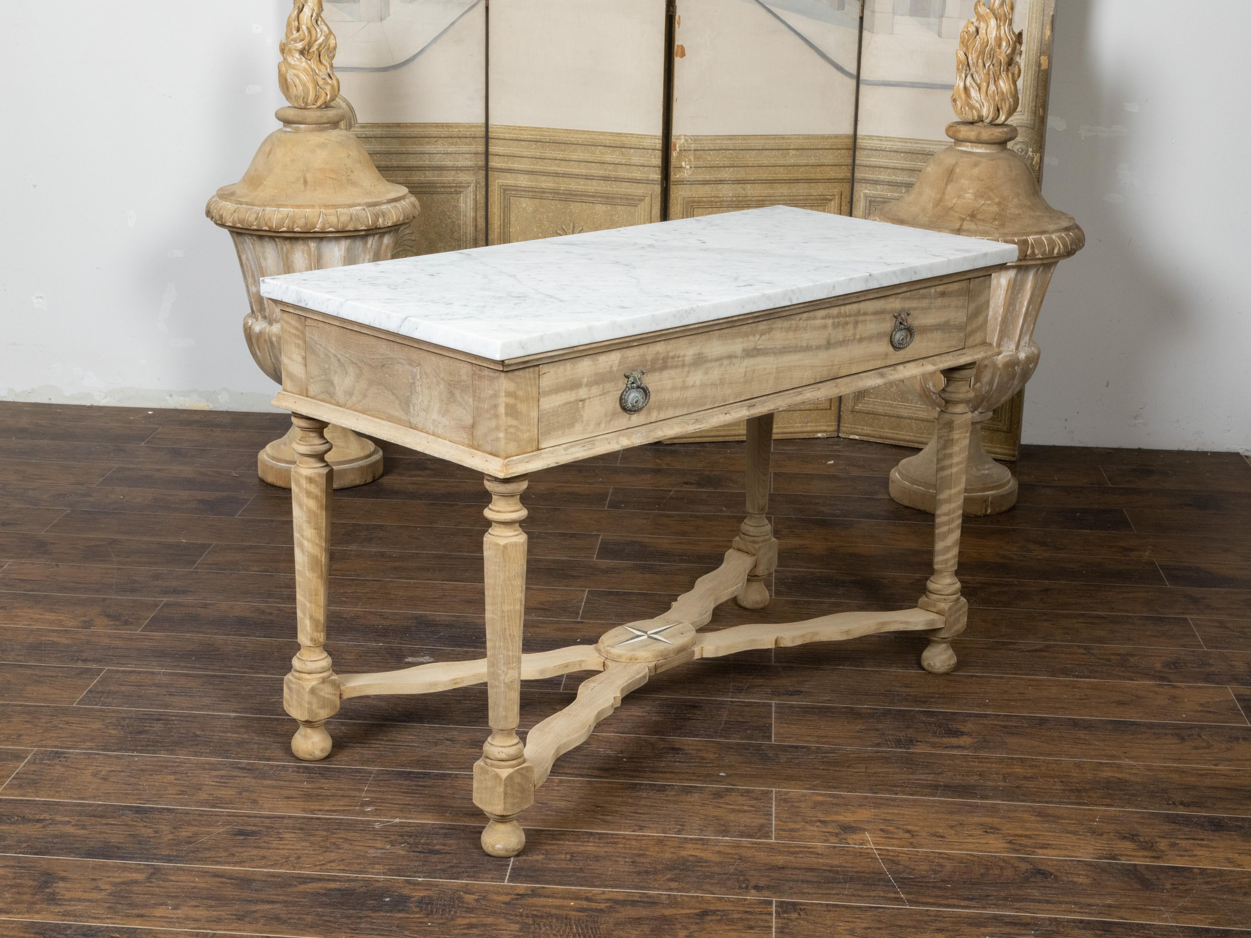 Table console du XIXe siècle en noyer blanchi avec plateau en marbre blanc et pieds à facettes en vente 1