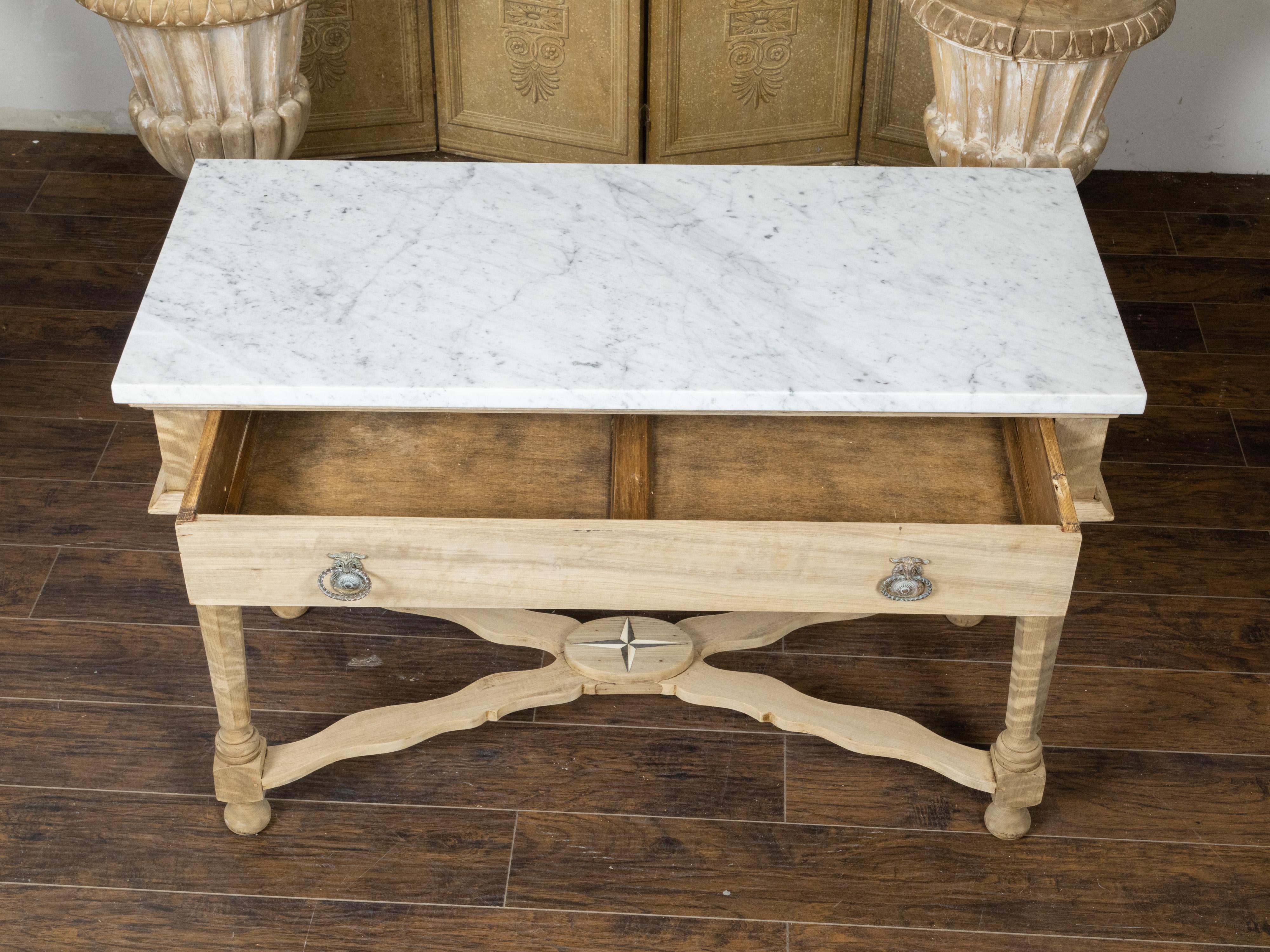 Table console du XIXe siècle en noyer blanchi avec plateau en marbre blanc et pieds à facettes en vente 2