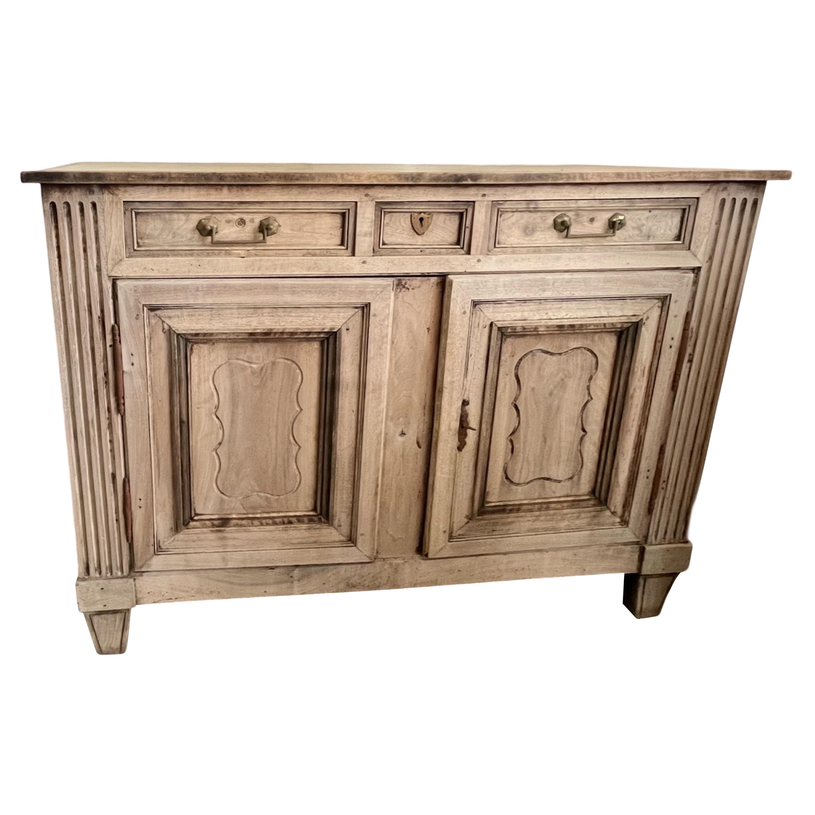 Buffet / serveur Louis XVI en noyer blanchi du 19e siècle