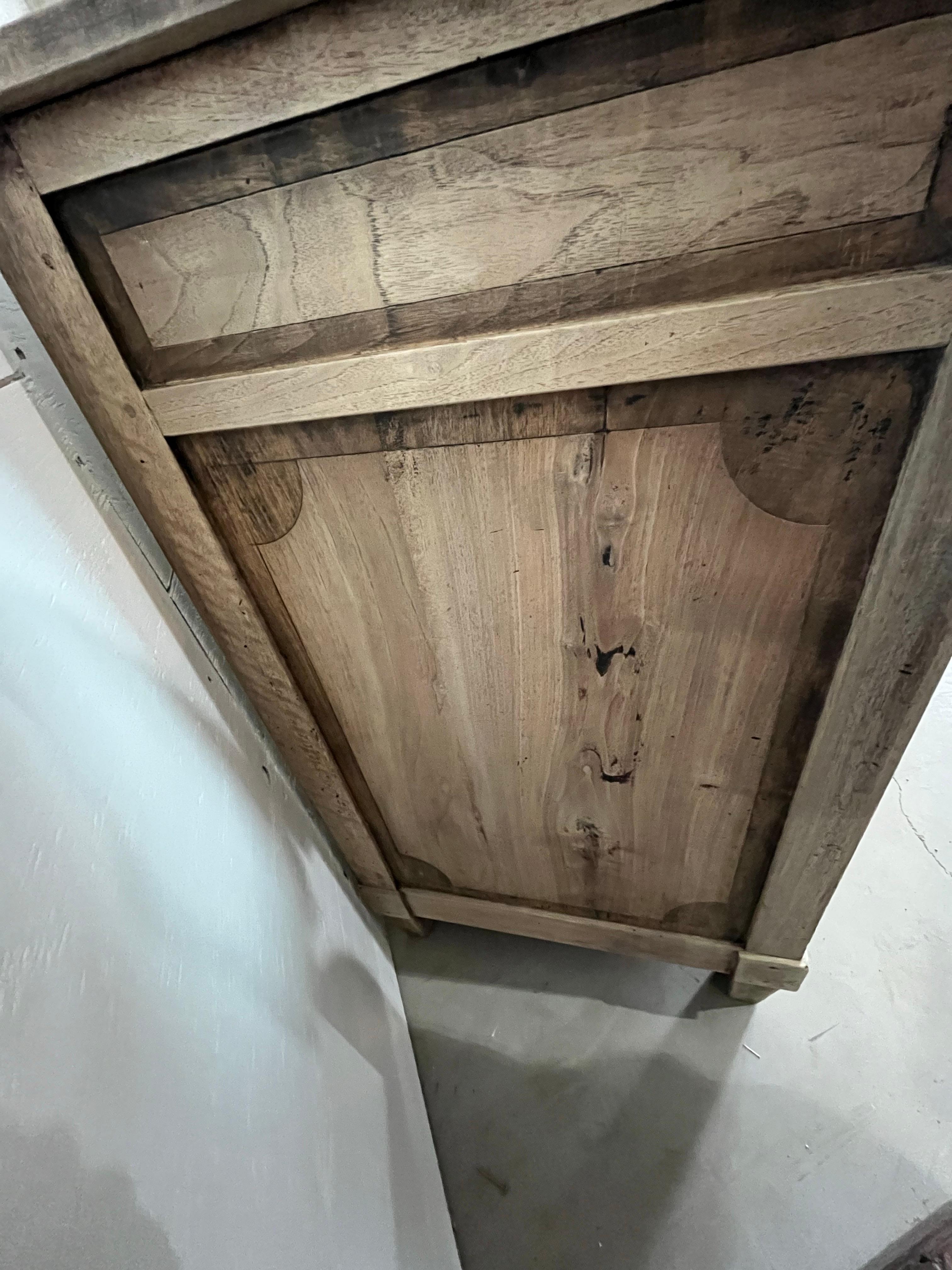 Blanchi Buffet / serveur Louis XVI en noyer blanchi du 19e siècle en vente