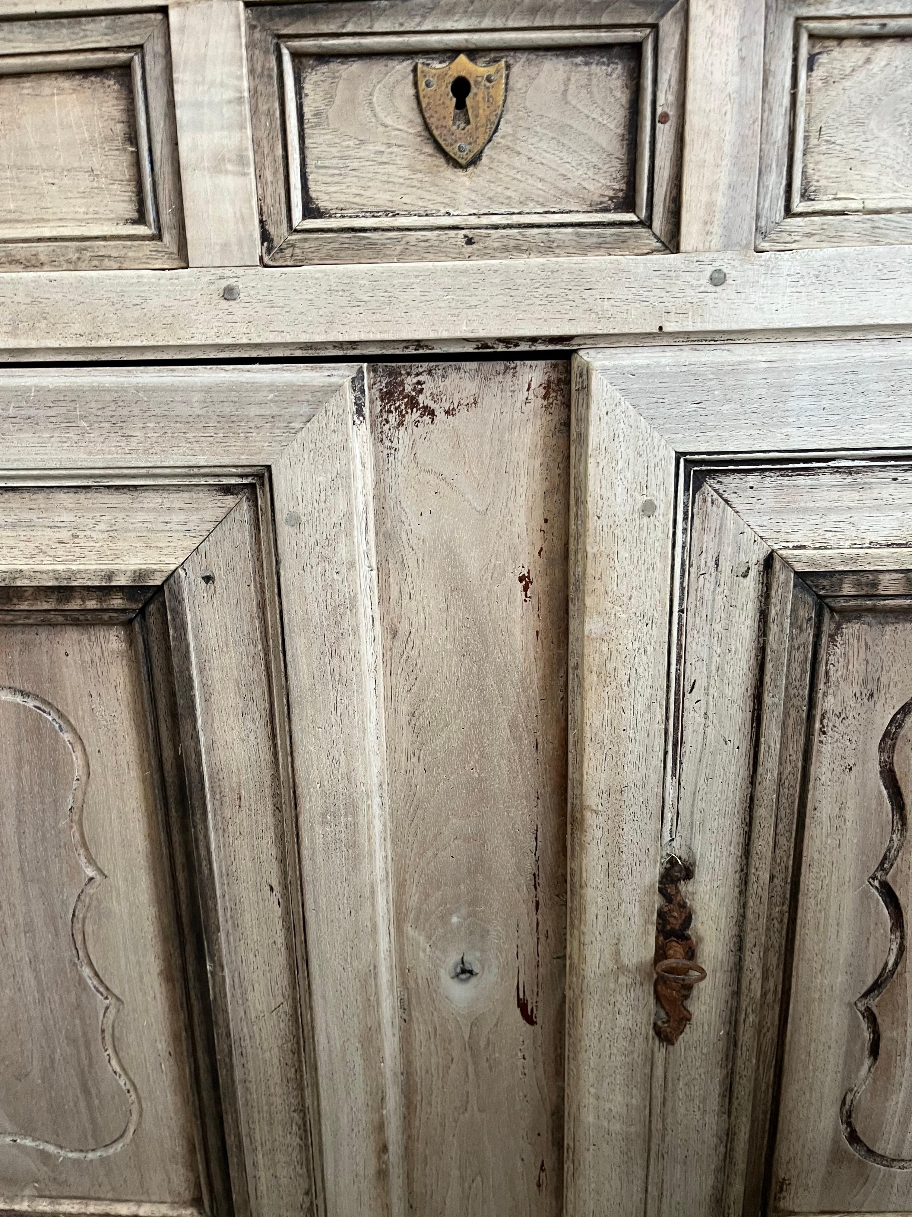 XIXe siècle Buffet / serveur Louis XVI en noyer blanchi du 19e siècle en vente