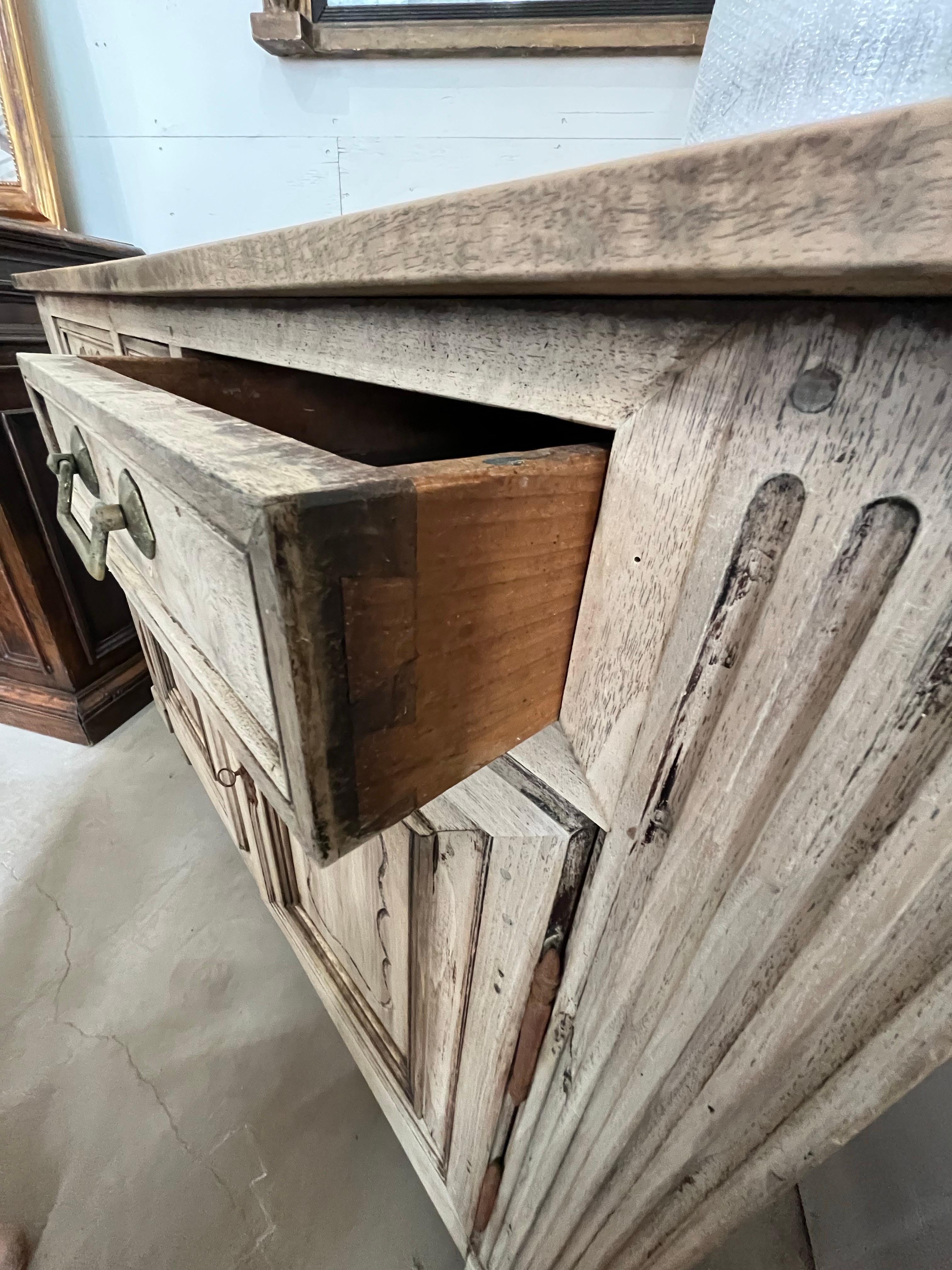 Buffet / serveur Louis XVI en noyer blanchi du 19e siècle en vente 1