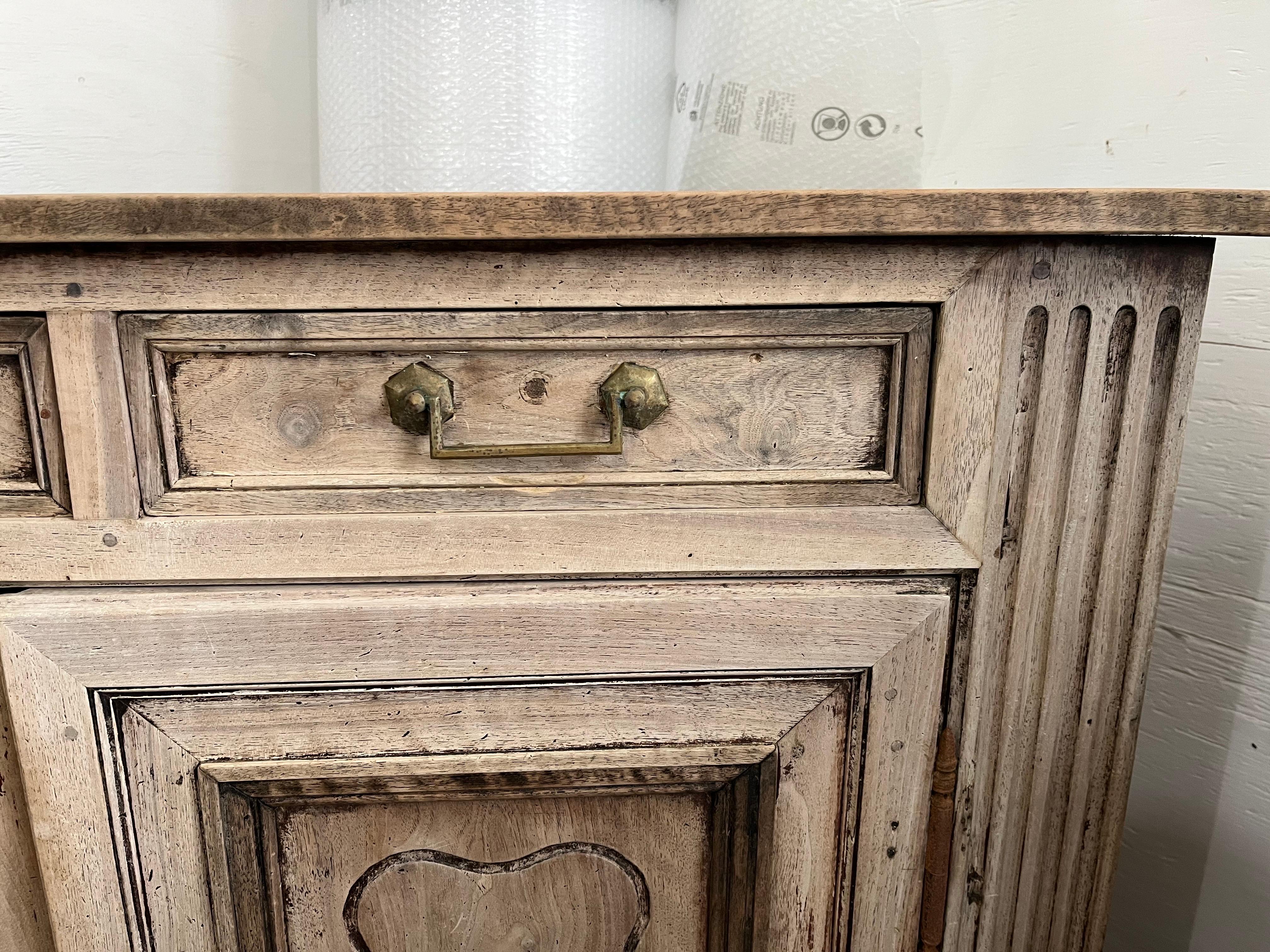 Buffet / serveur Louis XVI en noyer blanchi du 19e siècle en vente 2