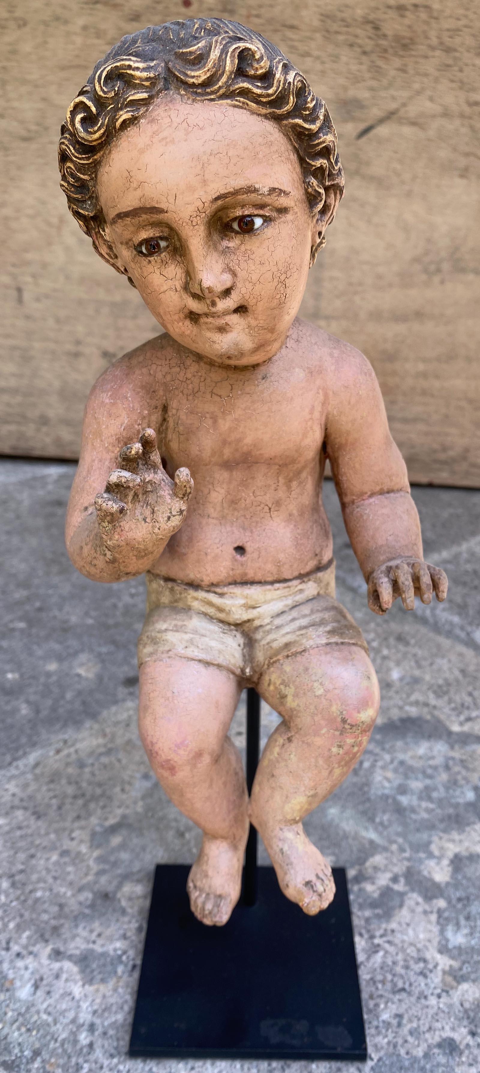 Questa figura in legno intagliata a mano rappresenta la Vergine Maria da bambina (Niña María), un soggetto molto caro all'arte coloniale spagnola. Proveniente dal Guatemala, la scultura presenta superfici dipinte in policromia, occhi di vetro,
