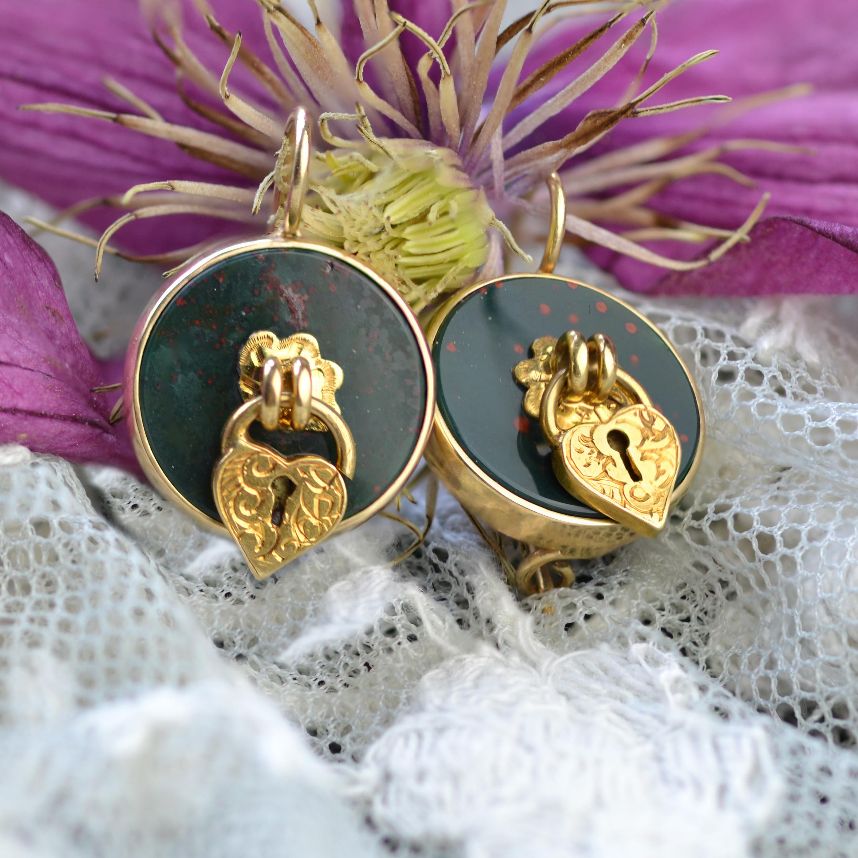 19th Century Blood Jasper 18 Karat Yellow Gold Sentimental Padlock Drop Earrings For Sale 6