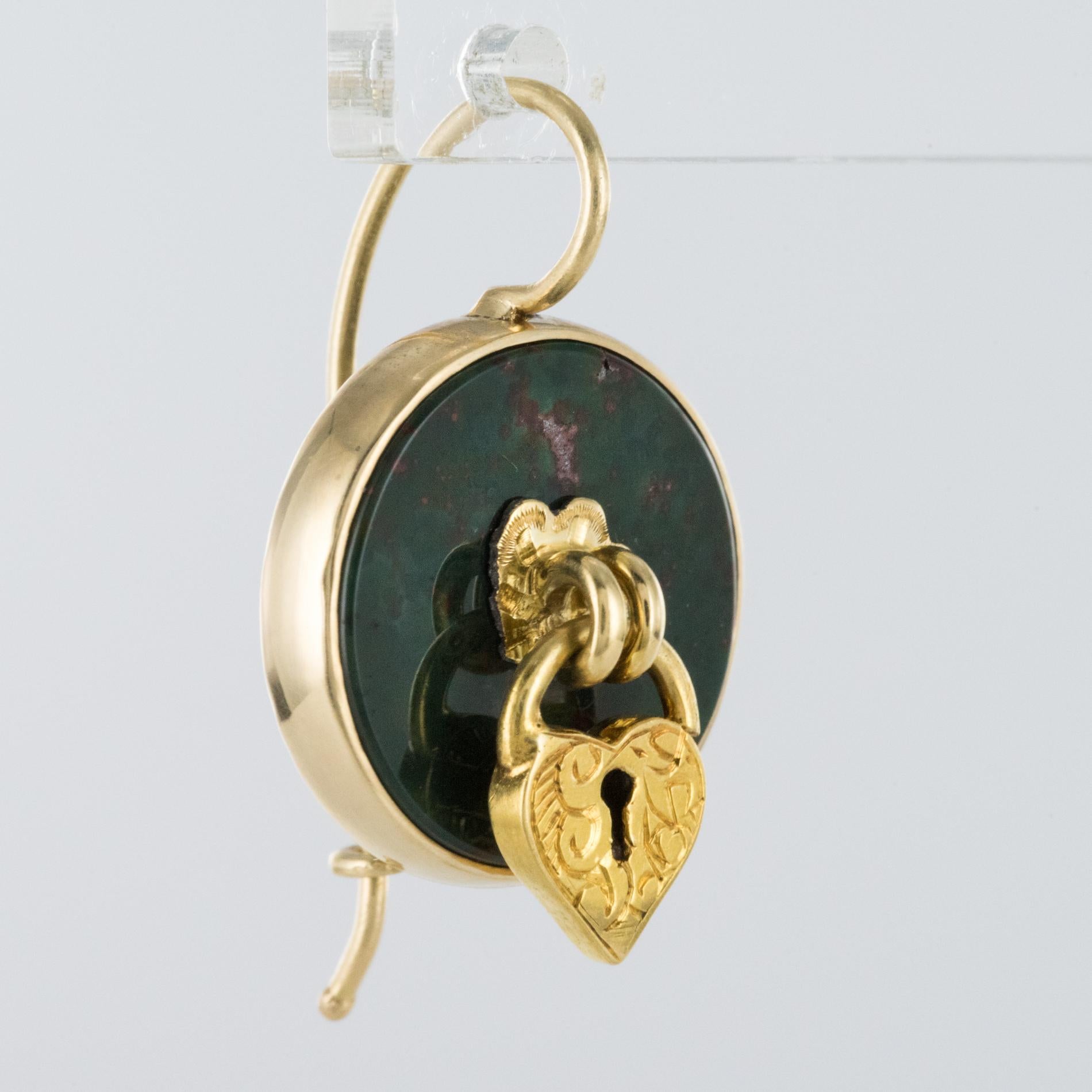 19. Jahrhundert Blutjaspis 18 Karat Gelbgold Sentimental Vorhängeschloss Tropfen Ohrringe im Angebot 5