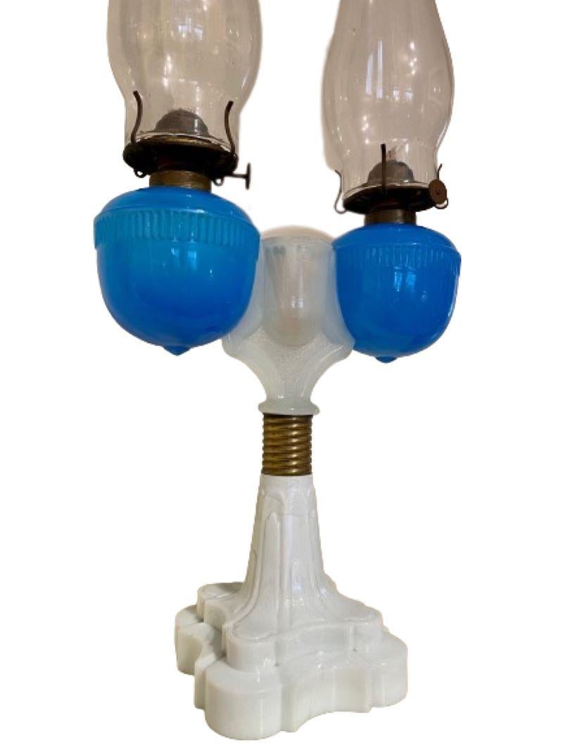 Sehr seltene Hochzeitslampe mit doppelter Schrift, von D.C. Ripley (patentiert 1870), mit zwei mundgeblasenen, aquablauen Opalinbehältern, Streichholzhalter aus Clambroth und Sockel aus Milchglas, auf einer Seite des Kragens gestempelt mit Name und