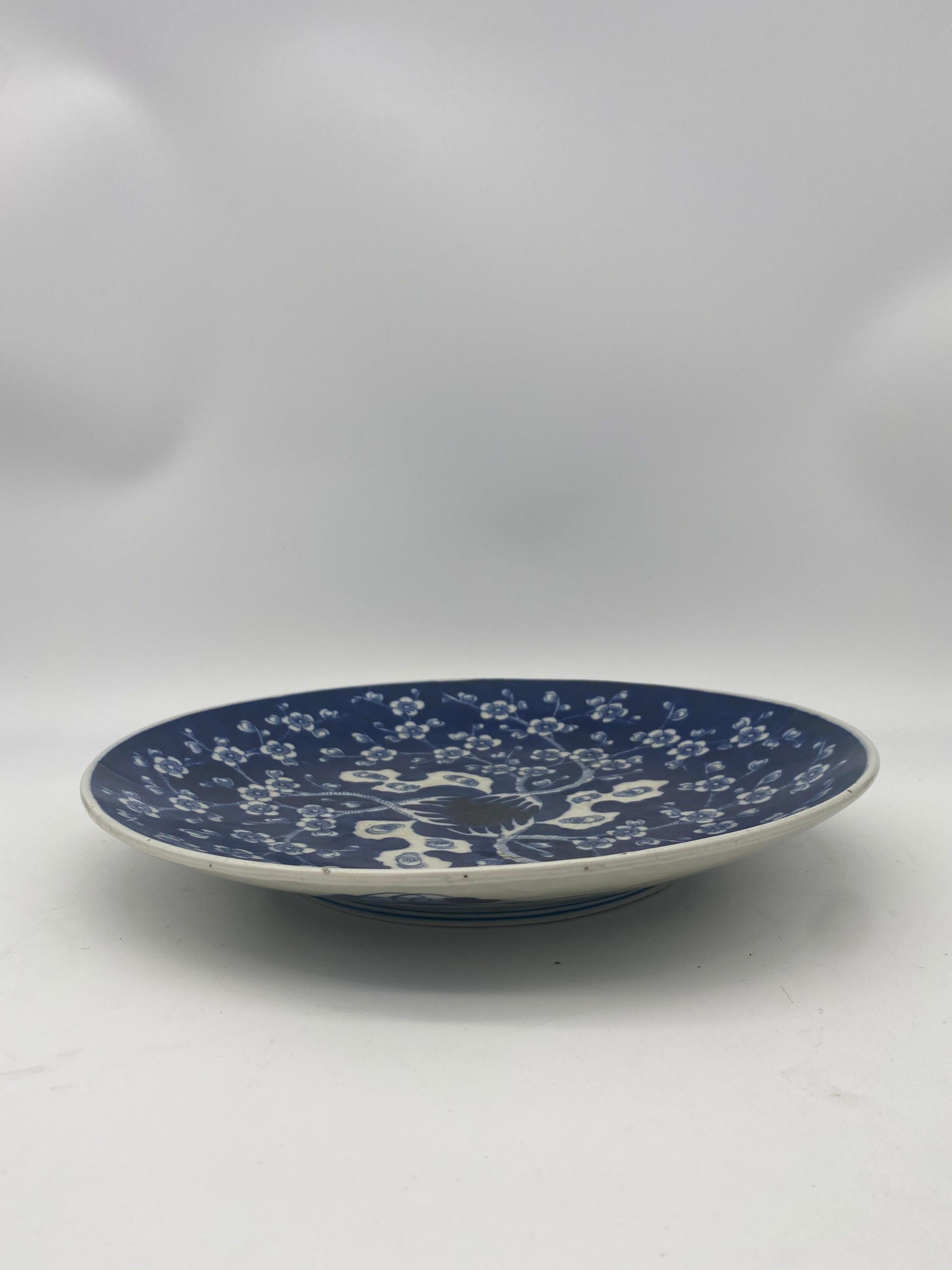 Porcelaine Plat en porcelaine japonaise bleu et blanc du 19ème siècle Période Meiji en vente