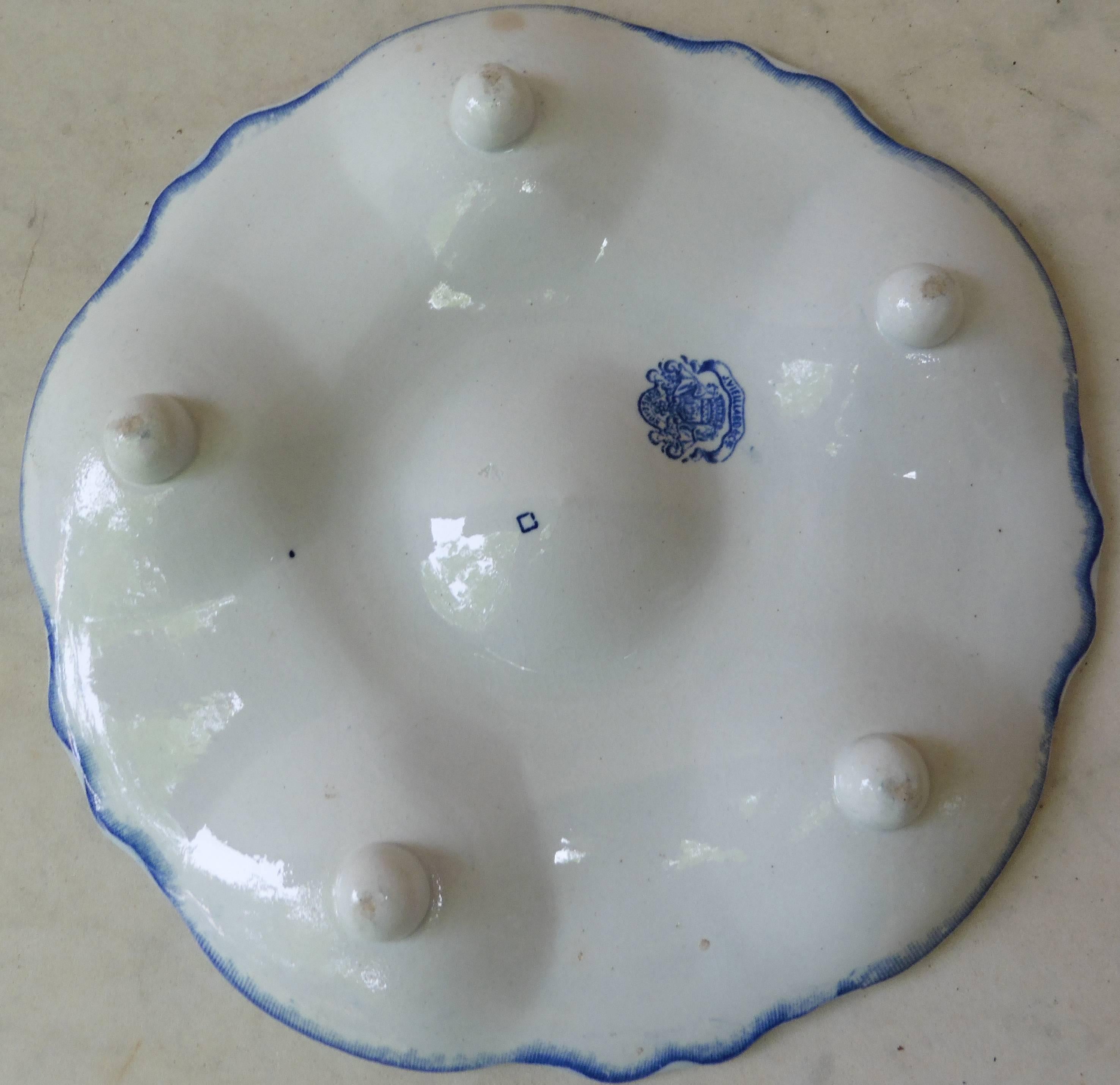 Elegant blue and white oyster plate signed Bordeaux Vieillard, circa 1890.
Six wells surrounded by blue seaweeds of different kinds.