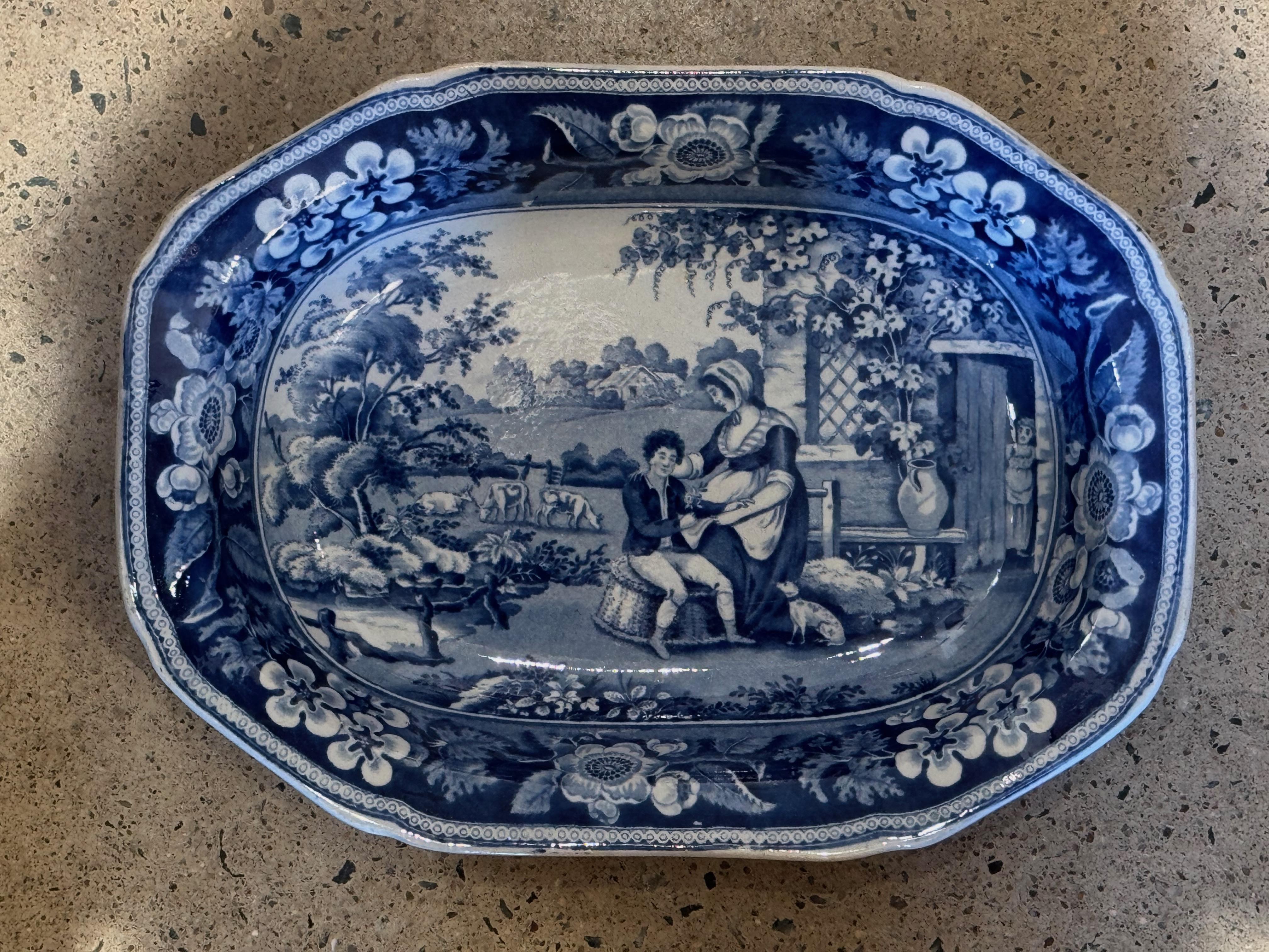 Teller aus Staffordshire aus dem frühen 19. Jahrhundert mit kobaltblauer Transferware. Die zentrale Szene mit dem Titel Der kranke Junge zeigt eine pastorale häusliche Vignette mit Figuren in einer ländlichen Umgebung, die von einer Blumenbordüre