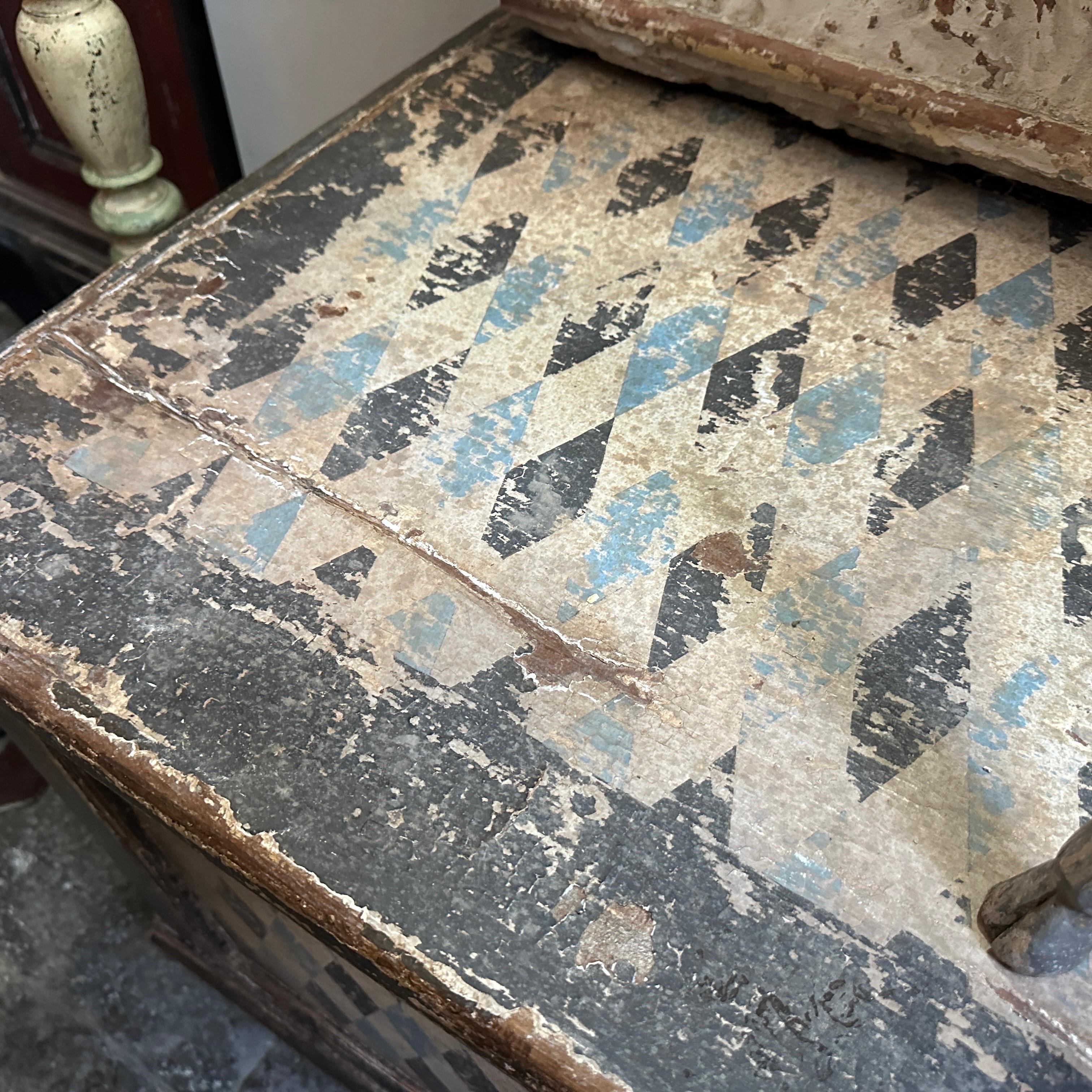 Coffre à couvertures Florentine en bois laqué bleu, noir et blanc du 19e siècle en vente 2