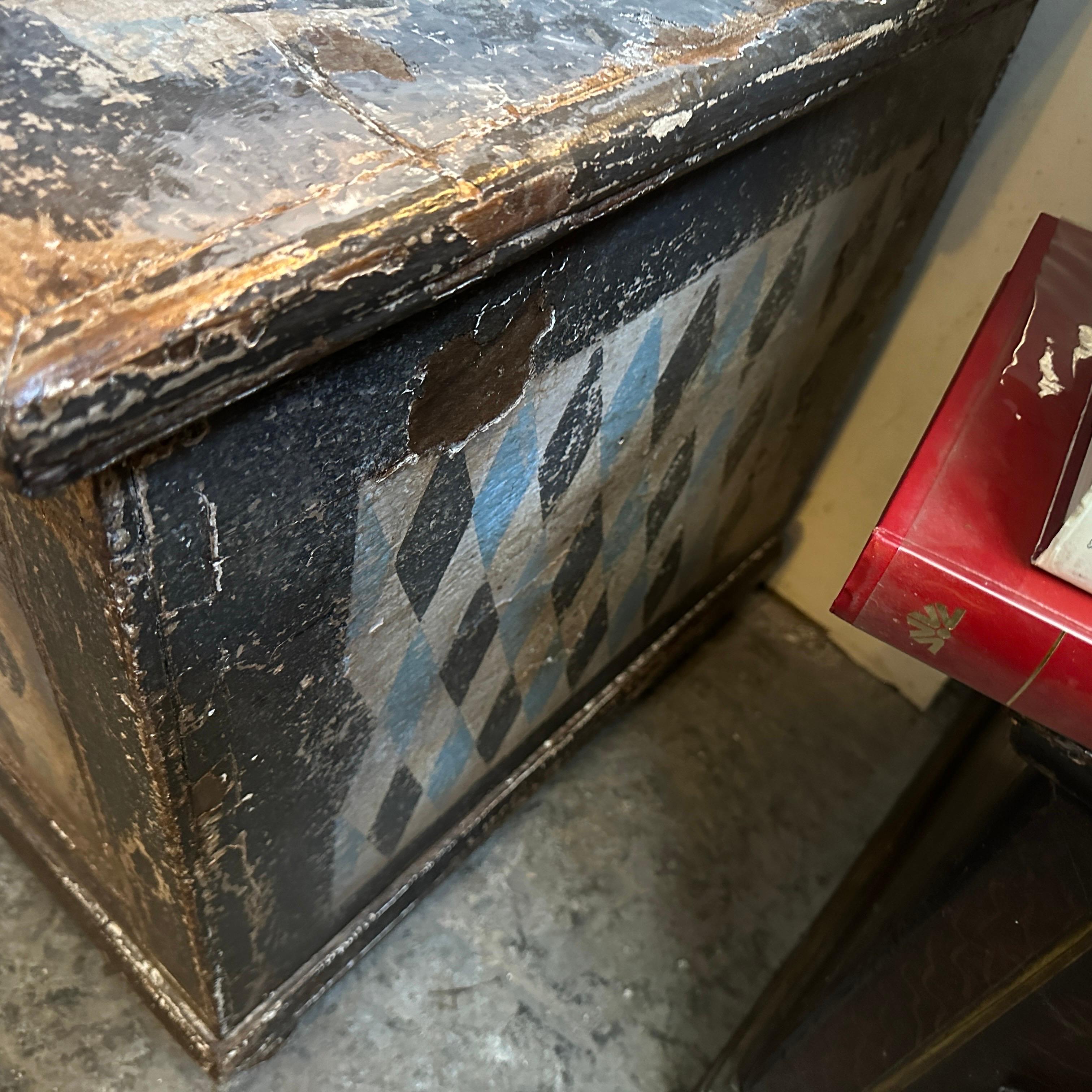 19th Century Blue Black and White Lacquered Wood Florentine Blanket Chest For Sale 5