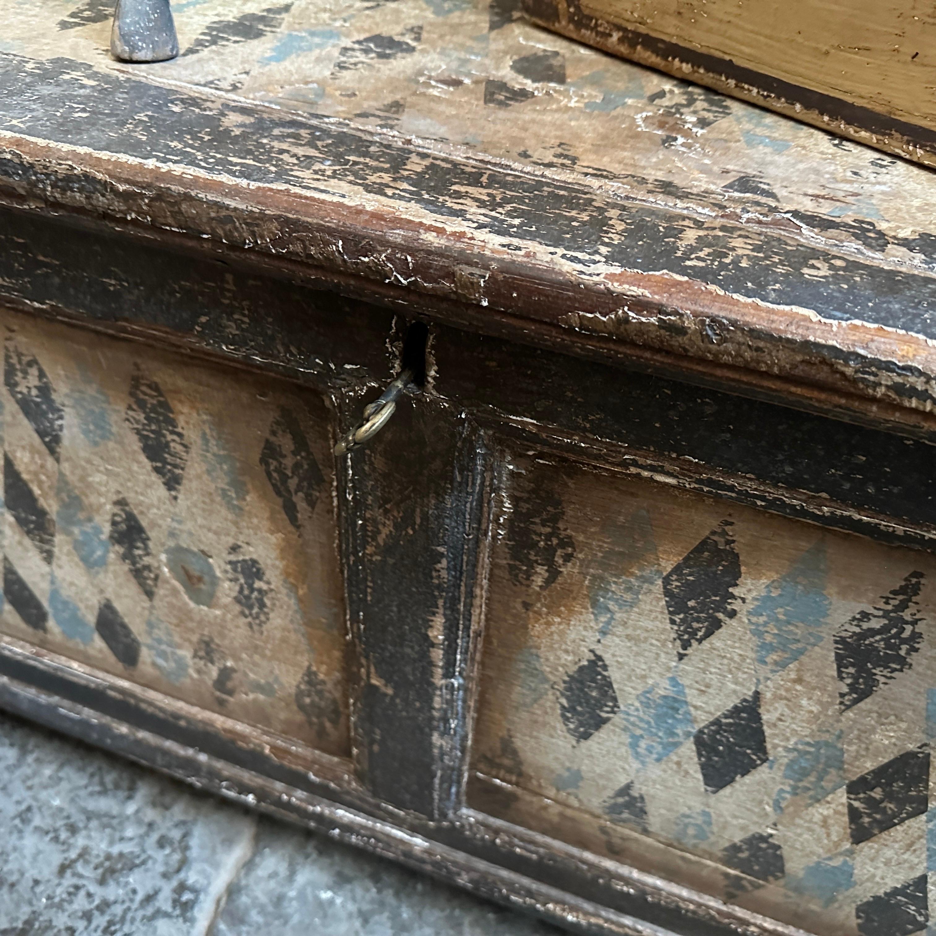 Hand-Crafted 19th Century Blue Black and White Lacquered Wood Florentine Blanket Chest For Sale