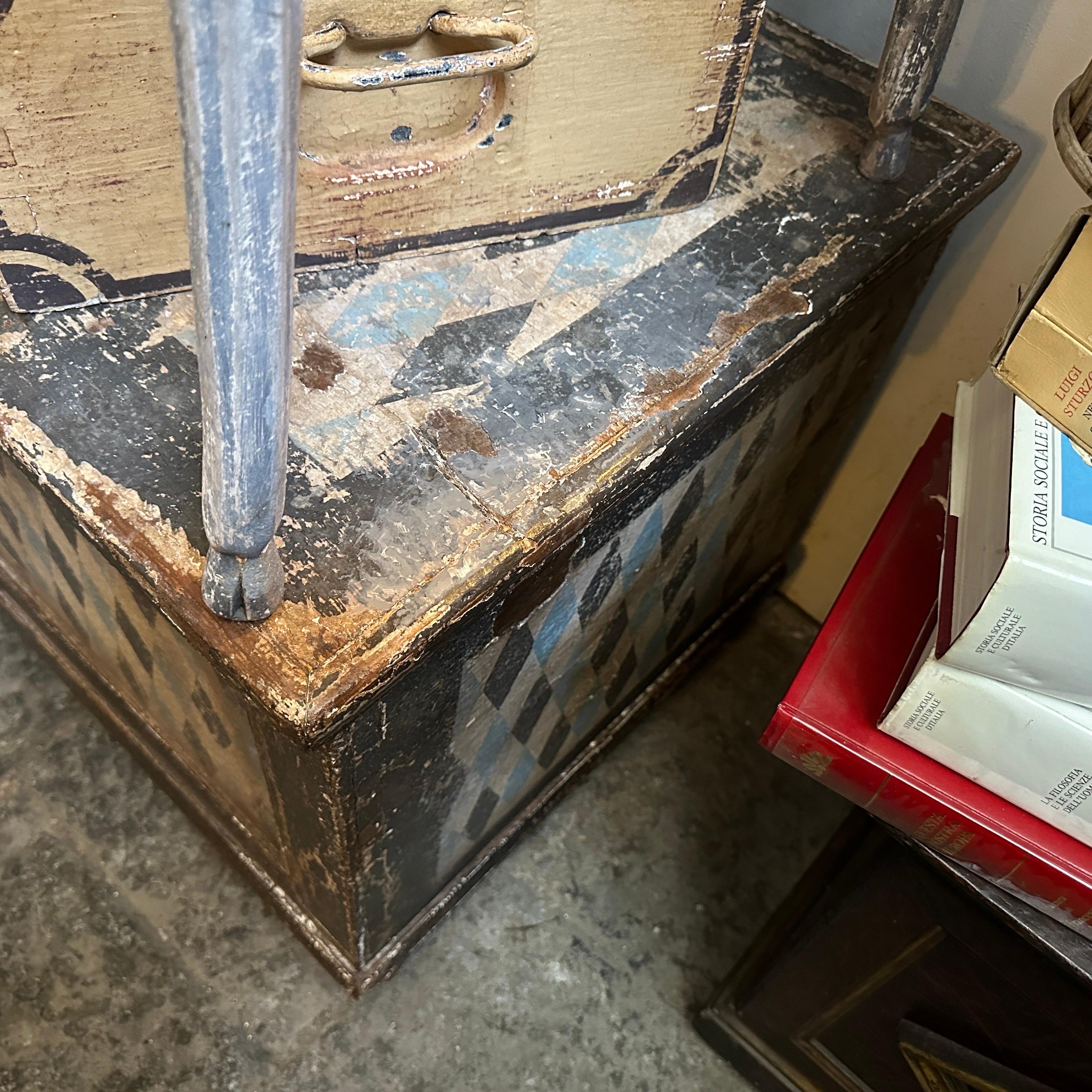 19th Century Blue Black and White Lacquered Wood Florentine Blanket Chest In Good Condition For Sale In Catania, Sicilia