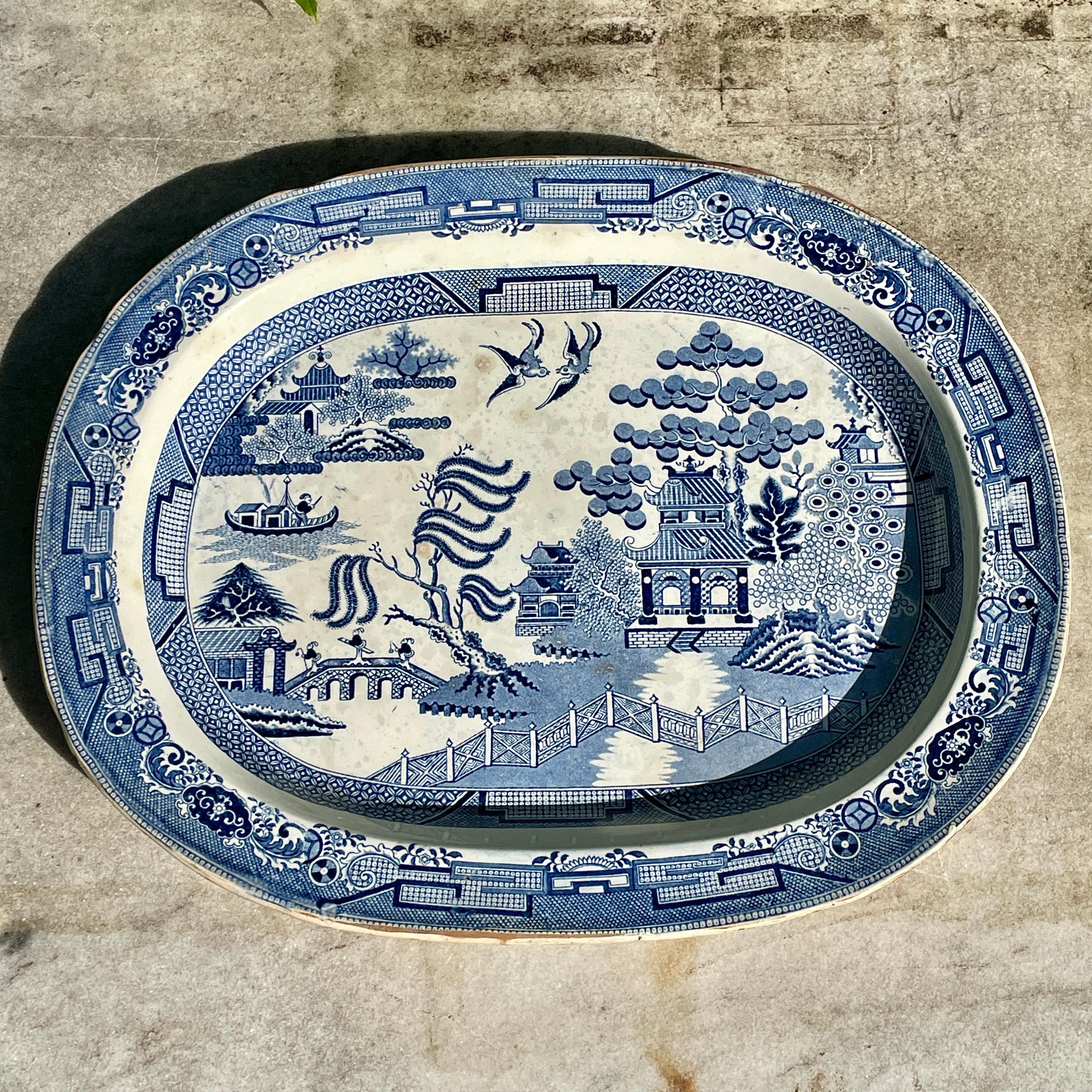 Plateau Chinoiserie en Saule de Chine Delft Bleu du 19ème siècle Décoration de Table Ancienne en vente 7