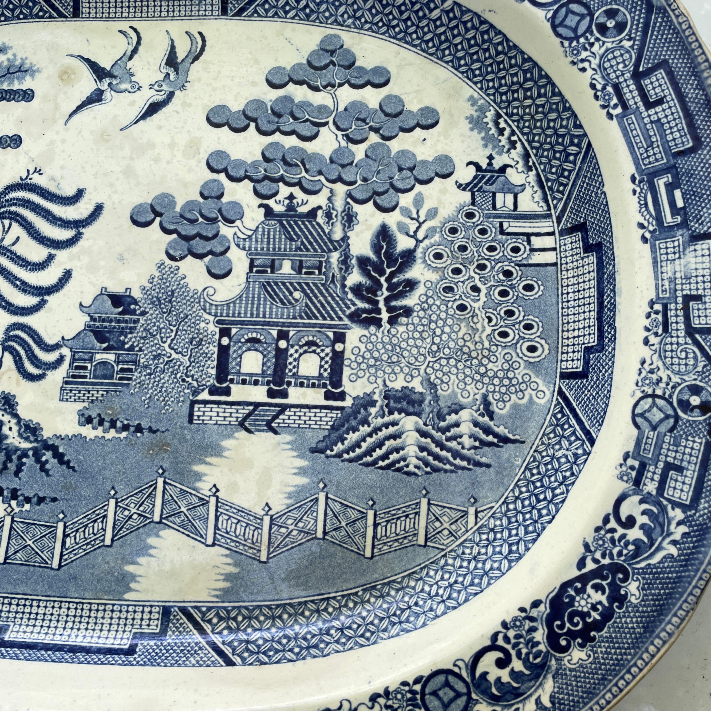 Chinoiseries Plateau Chinoiserie en Saule de Chine Delft Bleu du 19ème siècle Décoration de Table Ancienne en vente