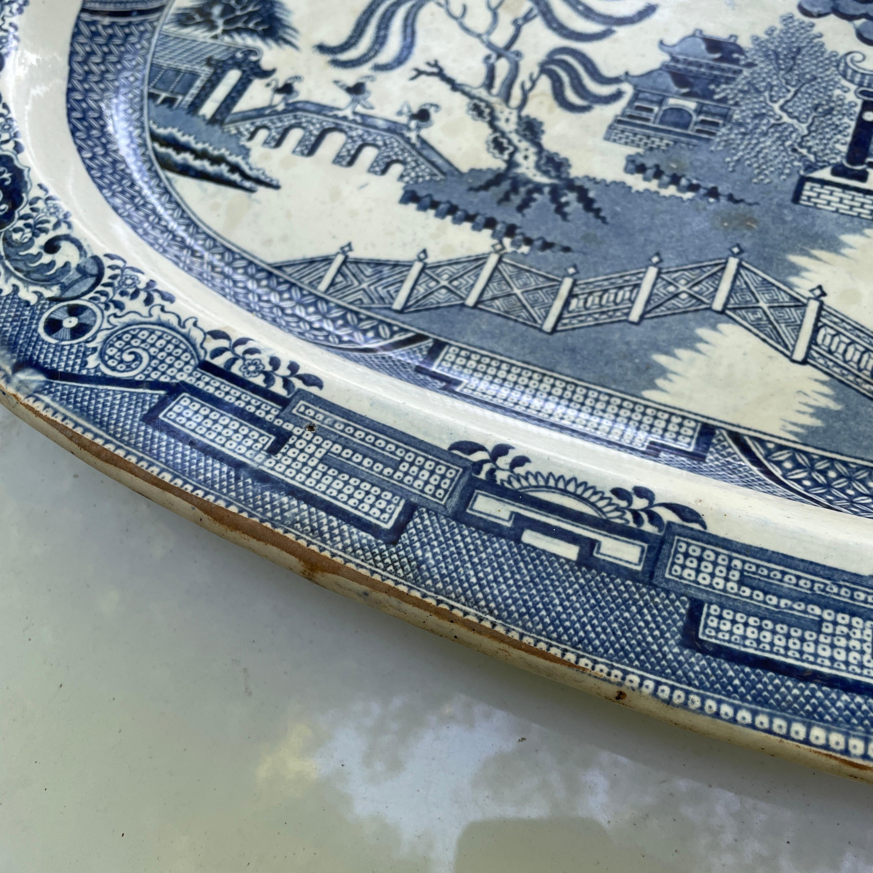 Fait main Plateau Chinoiserie en Saule de Chine Delft Bleu du 19ème siècle Décoration de Table Ancienne en vente