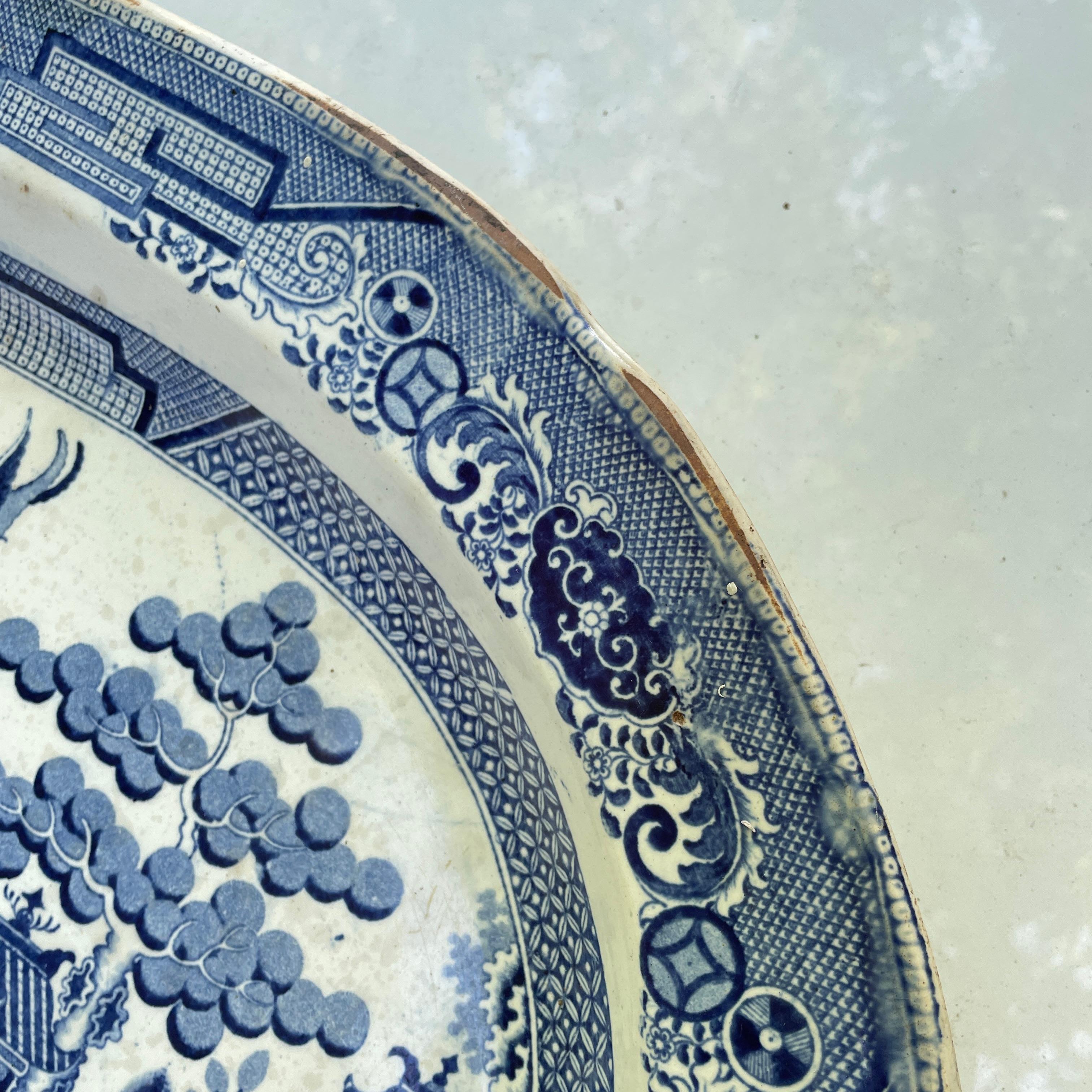 Plateau Chinoiserie en Saule de Chine Delft Bleu du 19ème siècle Décoration de Table Ancienne État moyen - En vente à Hyattsville, MD