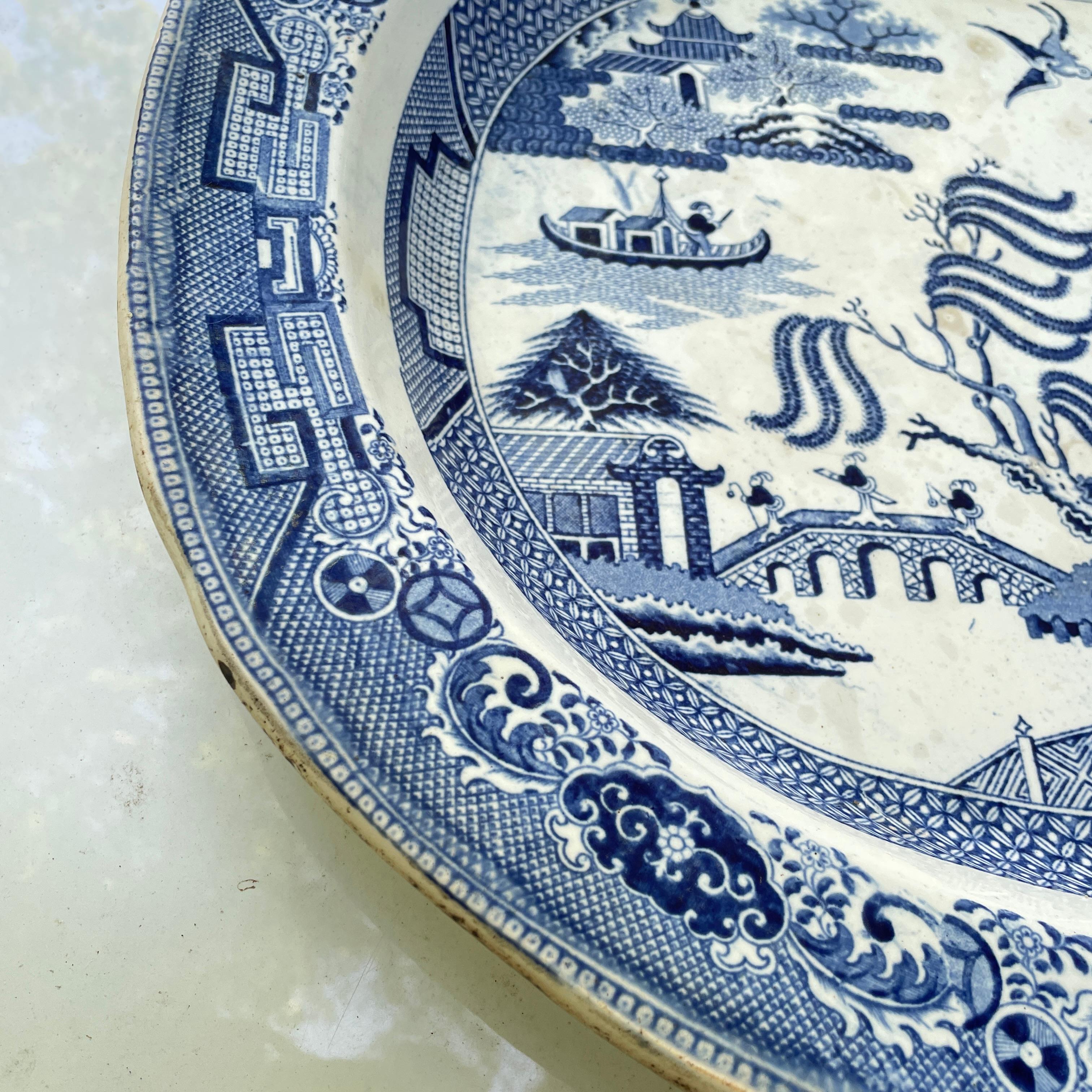 Grès Plateau Chinoiserie en Saule de Chine Delft Bleu du 19ème siècle Décoration de Table Ancienne en vente