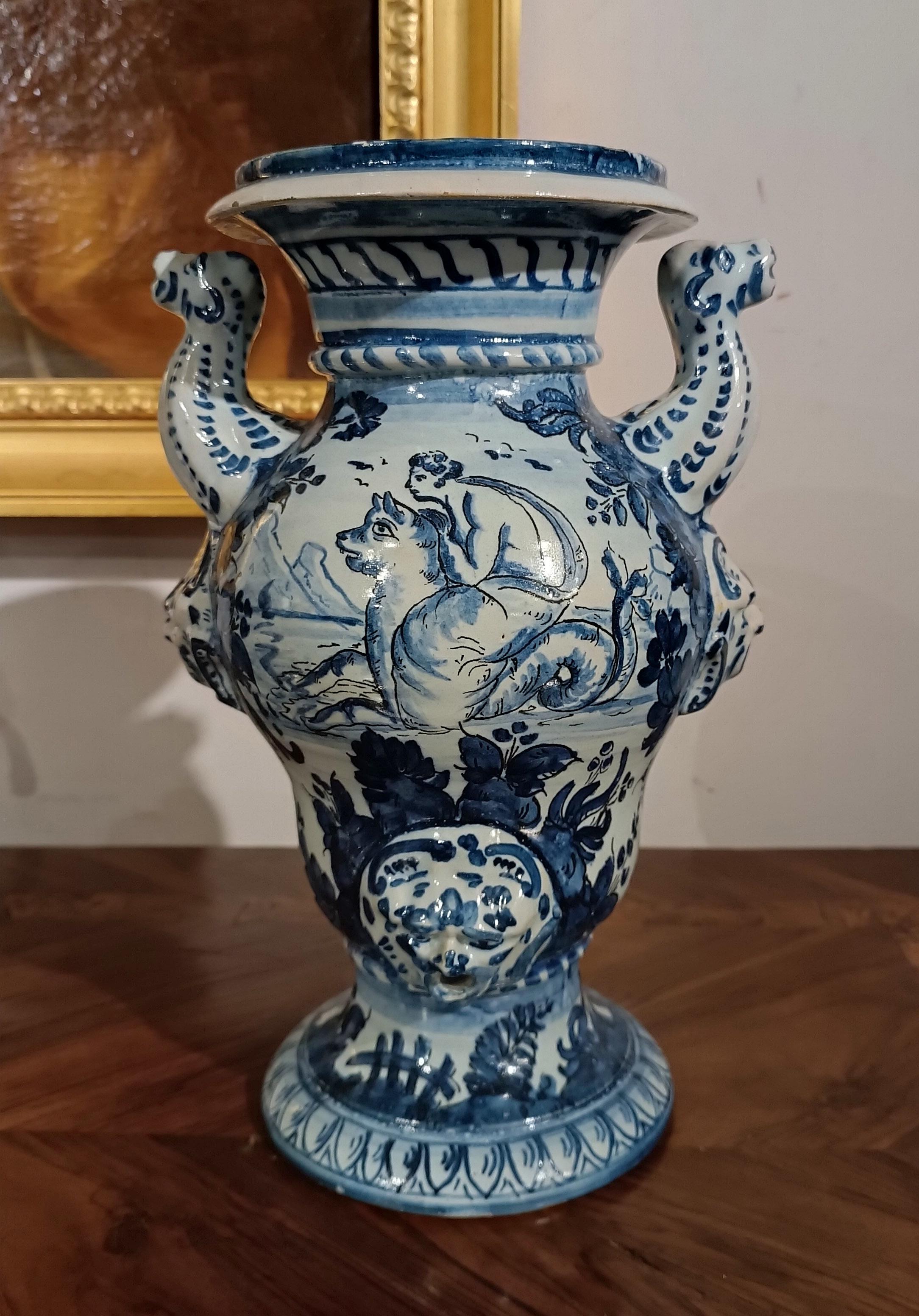 Stunning pourer made of glazed majolica, belonging to the blue family. Its fascinating design stands out for the blue decorations on a white background, which add a touch of elegance and refinement to the piece. The rim of the pourer is delicately