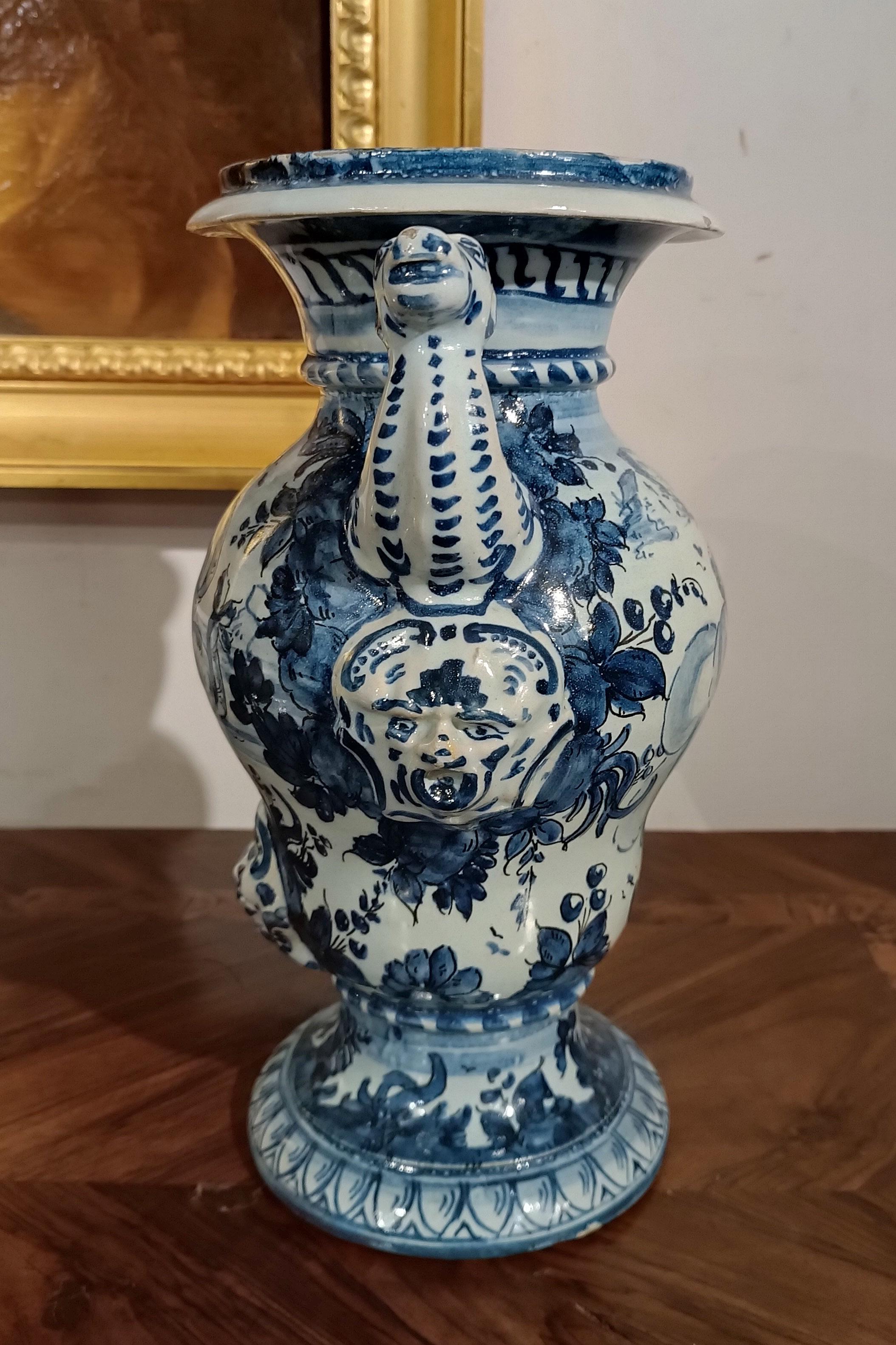 19th CENTURY BLUE FAMILY MAJOLICA POURER In Good Condition In Firenze, FI