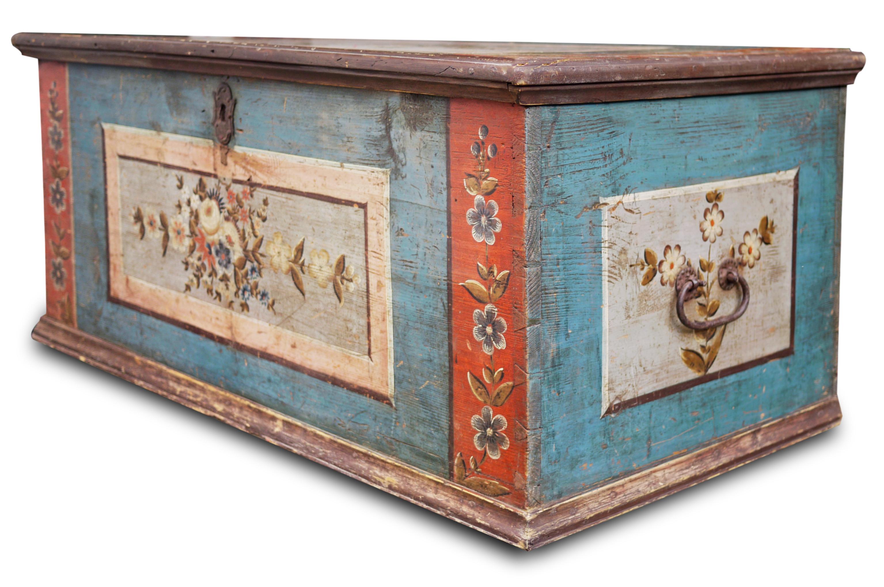 Blue tyrolean chest with flowers

Measures: H. 55cm – L. 120cm – P. 65cm

Ancient Tyrolean chest entirely painted in blue, with red borders running along the front and the lid.
The front has a painted background with a rich floral decoration in