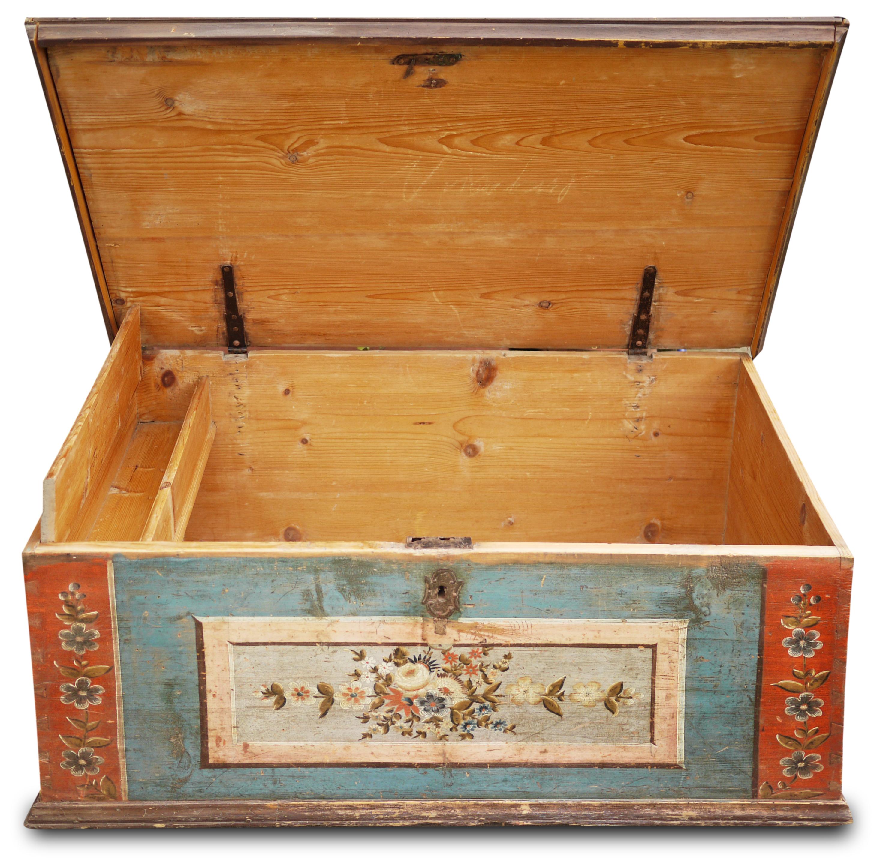 19th Century Blue Floral Painted Blanket Chest, European Alps In Good Condition In Albignasego, IT