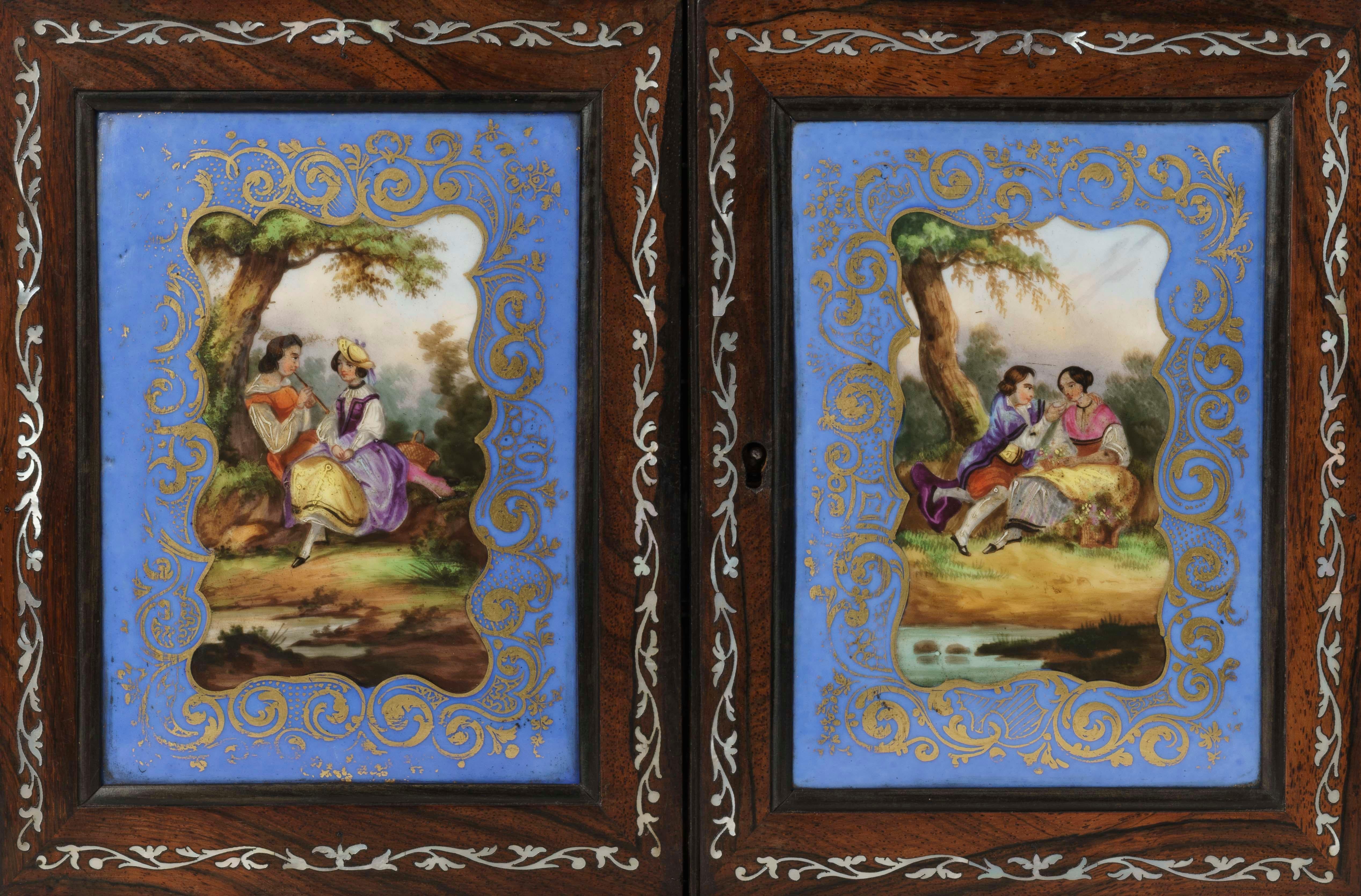 19. Jahrhundert Blau & Gold Porzellan montiert Palisander Tisch Kabinett im Zustand „Gut“ im Angebot in London, GB