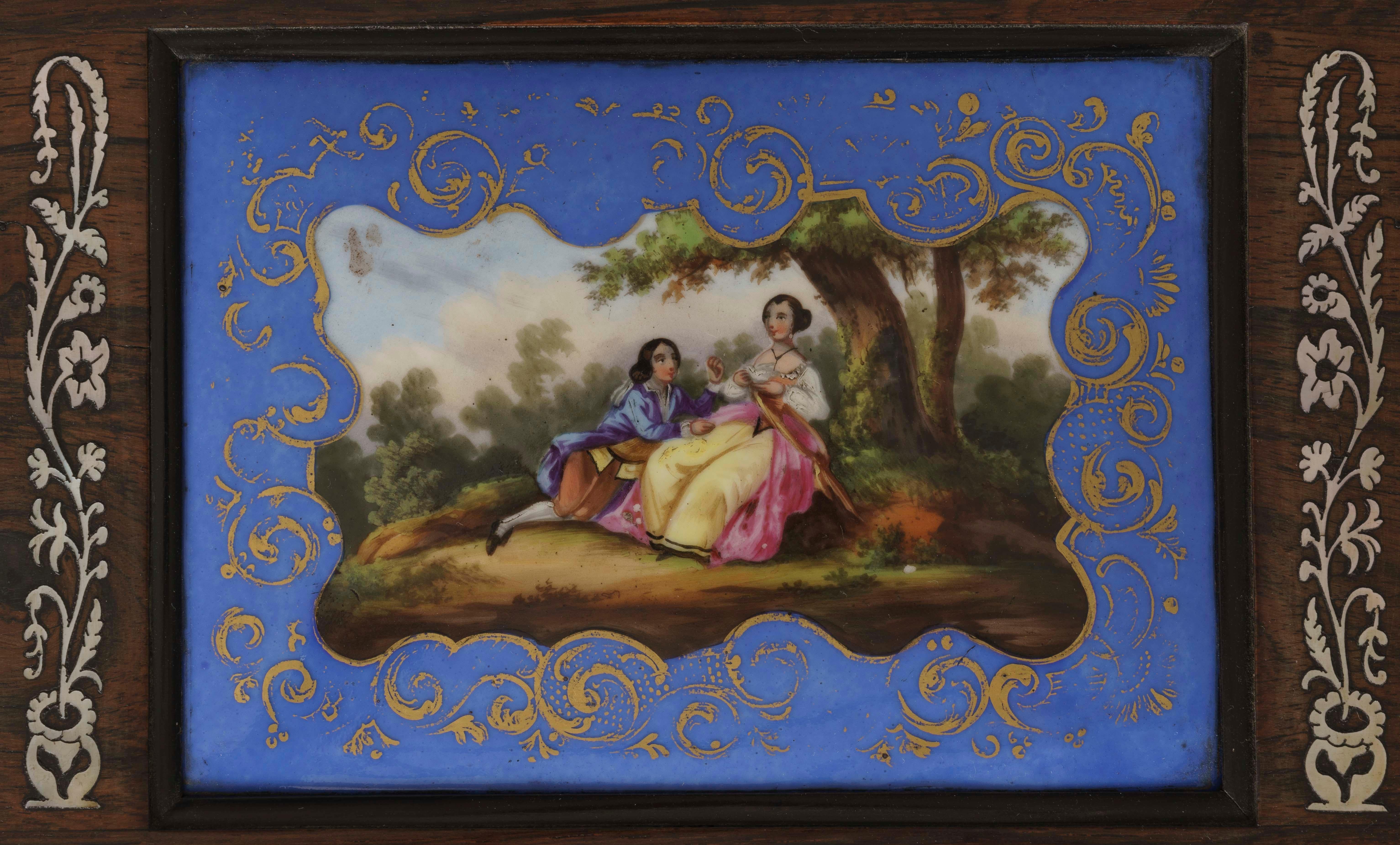 XIXe siècle cabinet de table du 19ème siècle en bois de rose monté sur porcelaine bleu & or en vente