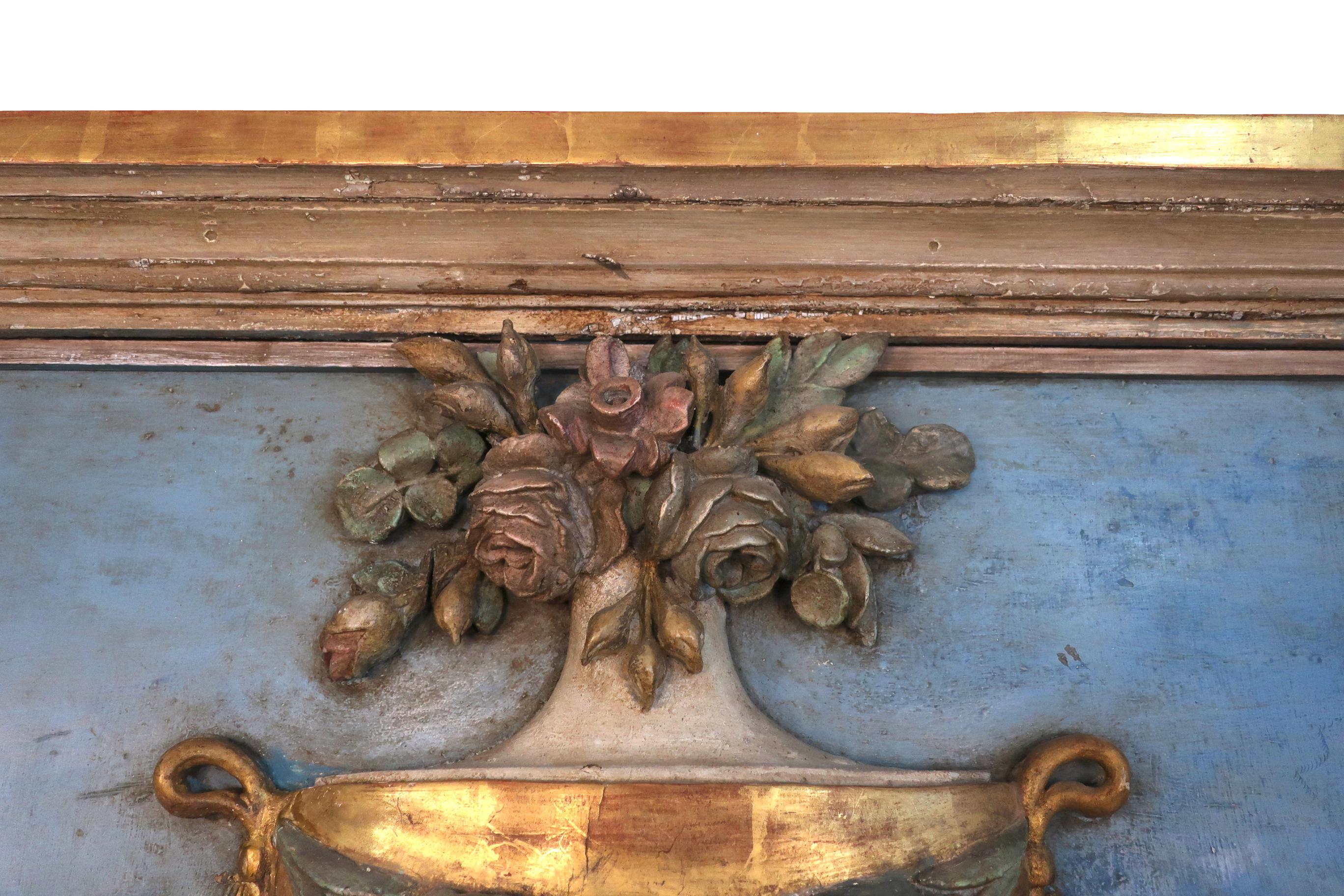 Blauer Trumeau-Spiegel des 19. Jahrhunderts mit Urne, Girlande und Blumendekoration  (Französisch) im Angebot