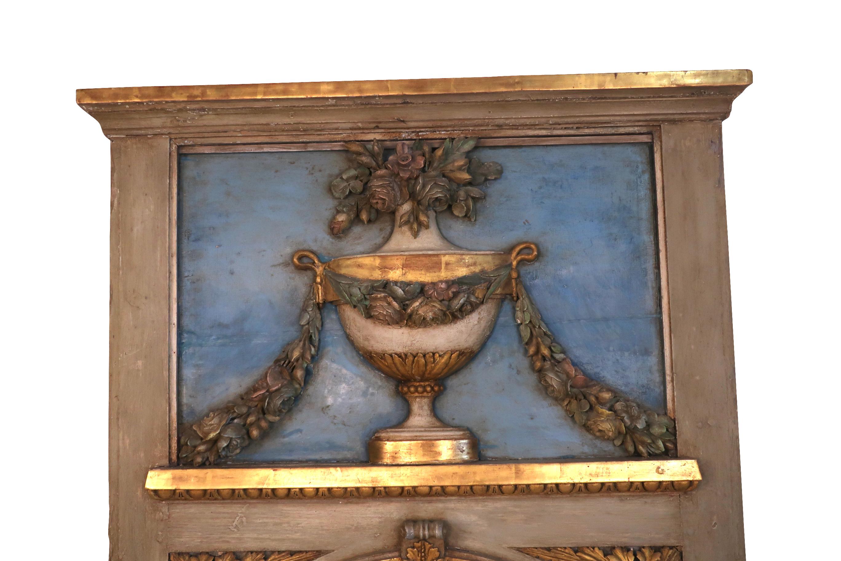 Blauer Trumeau-Spiegel des 19. Jahrhunderts mit Urne, Girlande und Blumendekoration  im Angebot 2