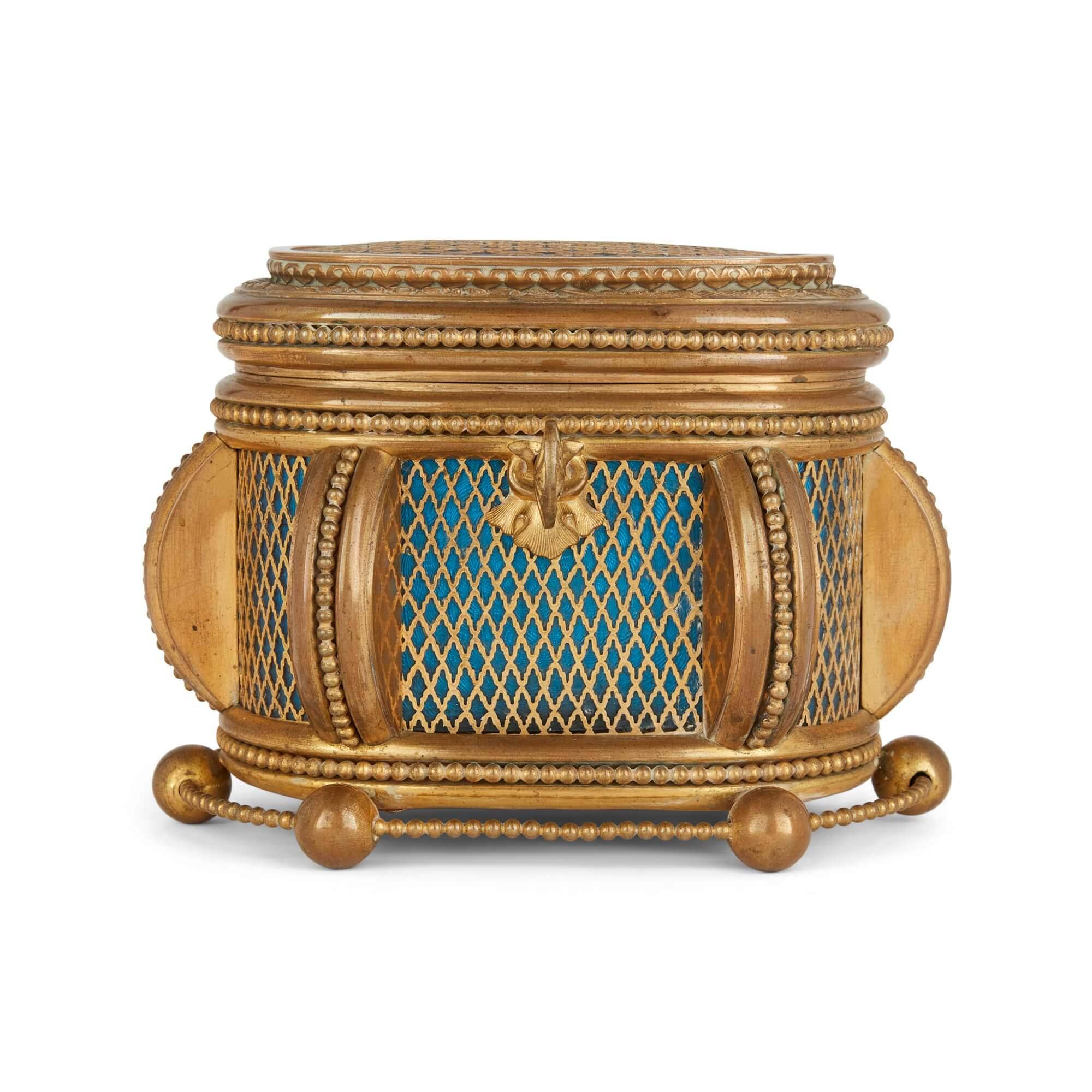 Belle Époque Coffret du XIXe siècle en émail bleu guilloché et métal doré  en vente