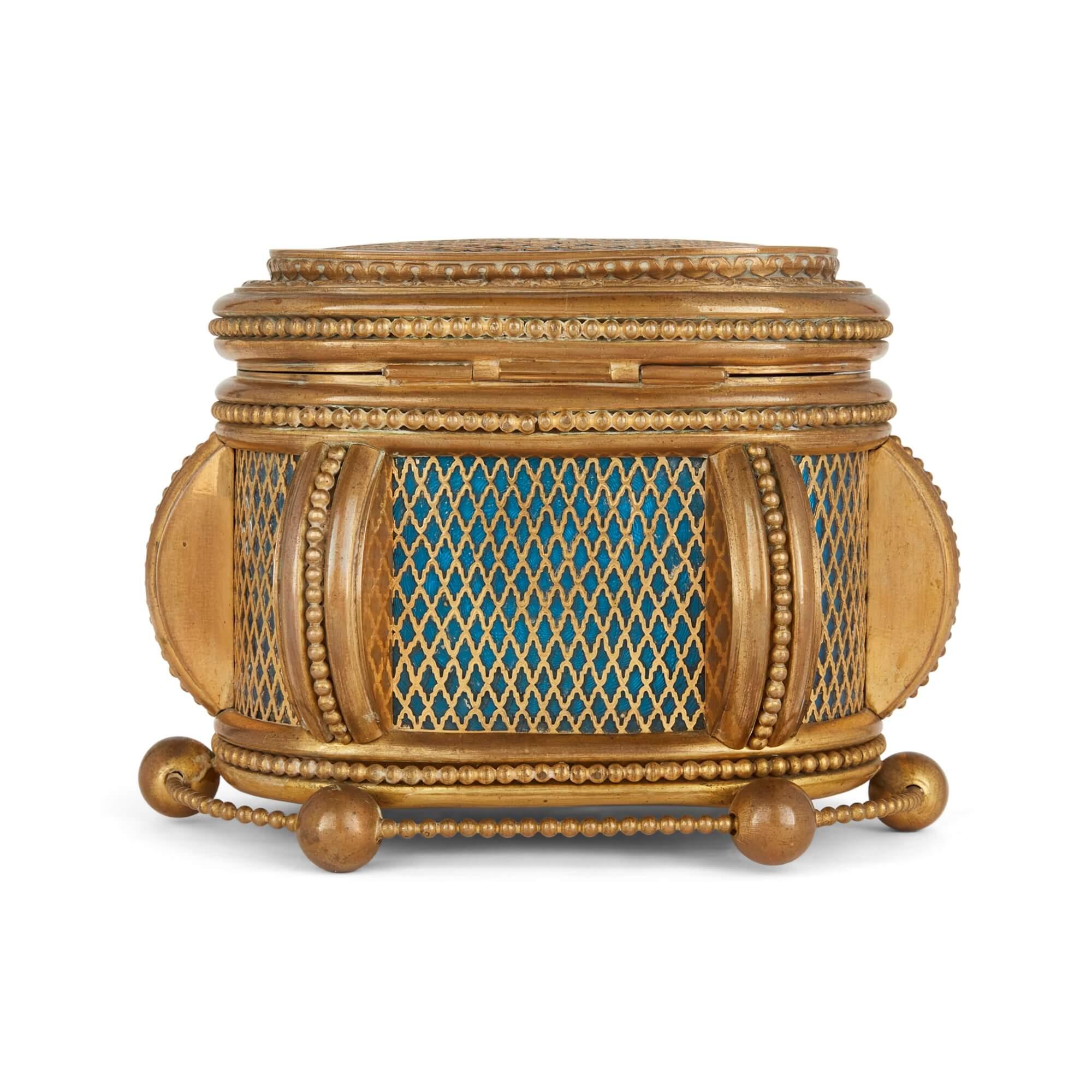 Doré Coffret du XIXe siècle en émail bleu guilloché et métal doré  en vente