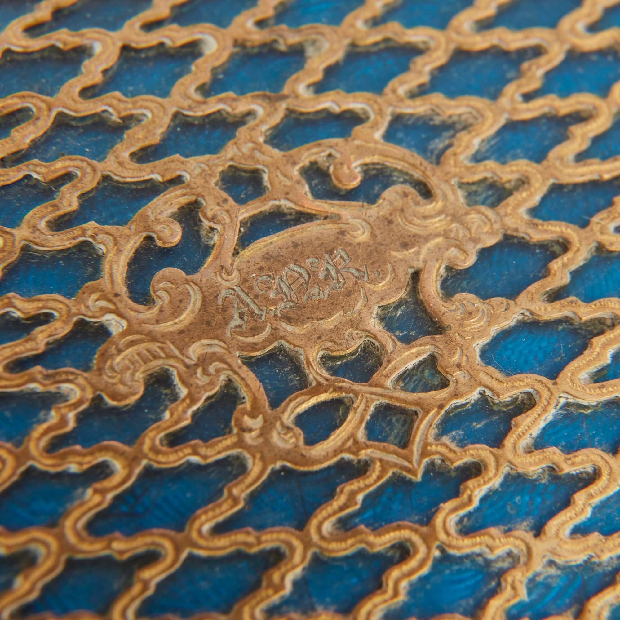 Schatulle aus blauem Guilloché-Email und vergoldetem Metall aus dem 19.  im Zustand „Gut“ im Angebot in London, GB