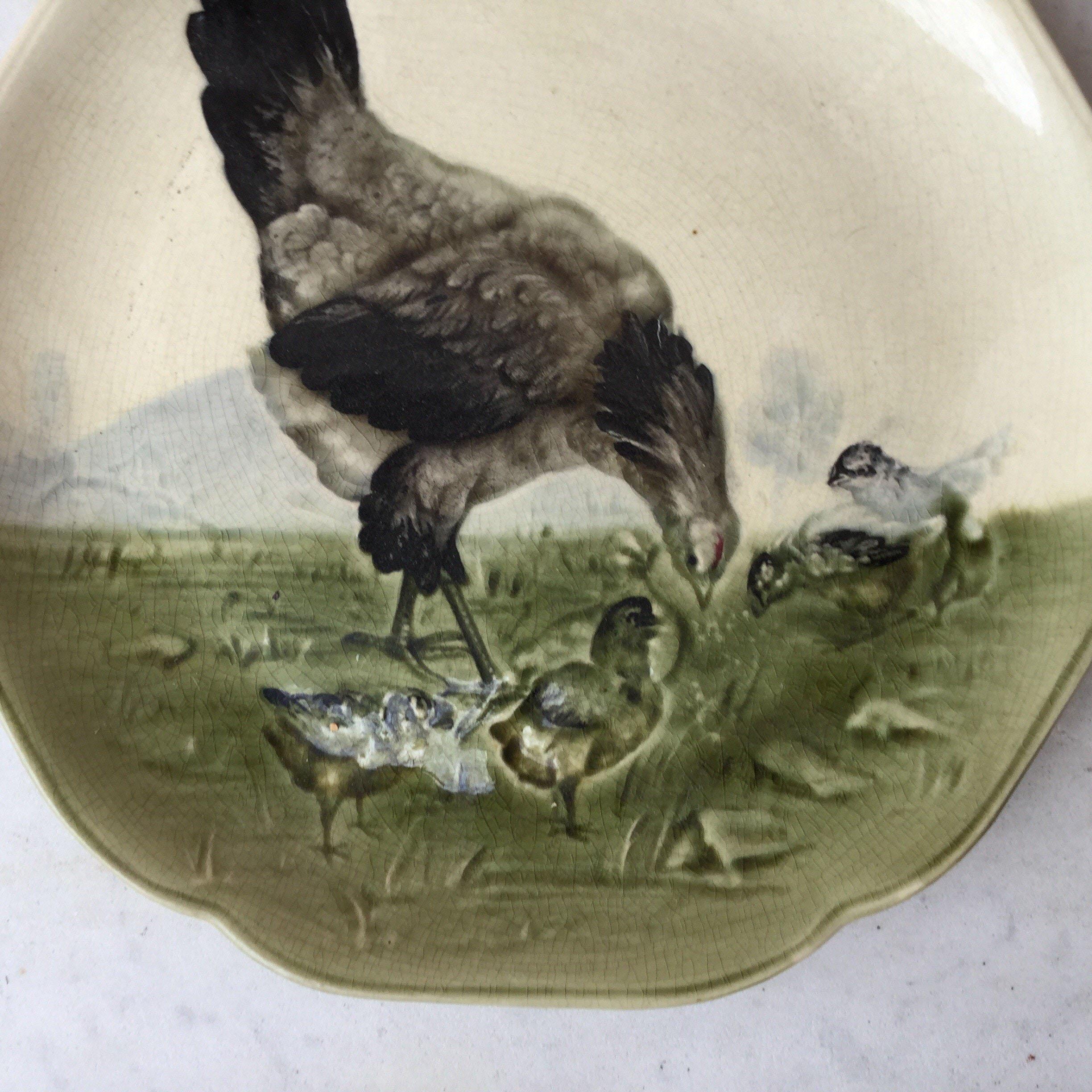 Choisy Le Roi, Hen & Chicks-Teller aus Majolika des 19. Jahrhunderts (Land) im Angebot