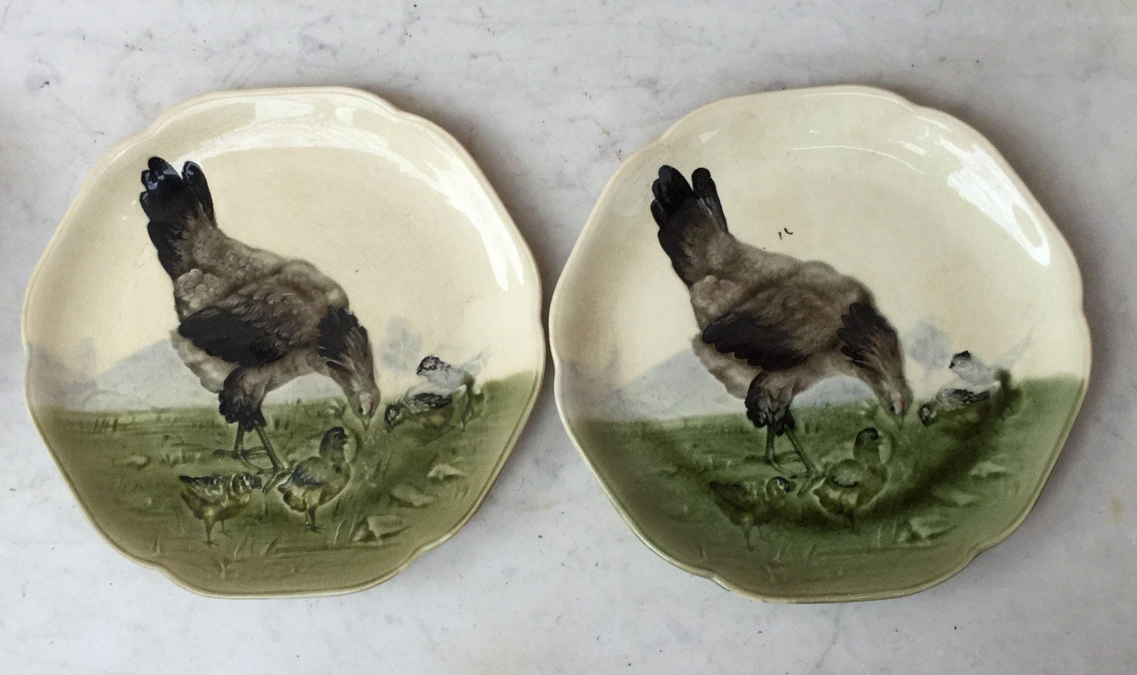 Piatto in maiolica del XIX secolo con gallina e pulcini Choisy-le-Roi In condizioni buone in vendita a Austin, TX