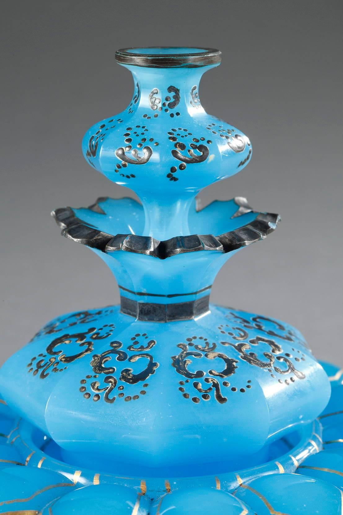 Français flacon de parfum en opaline bleue du 19e siècle avec décoration en émail en vente
