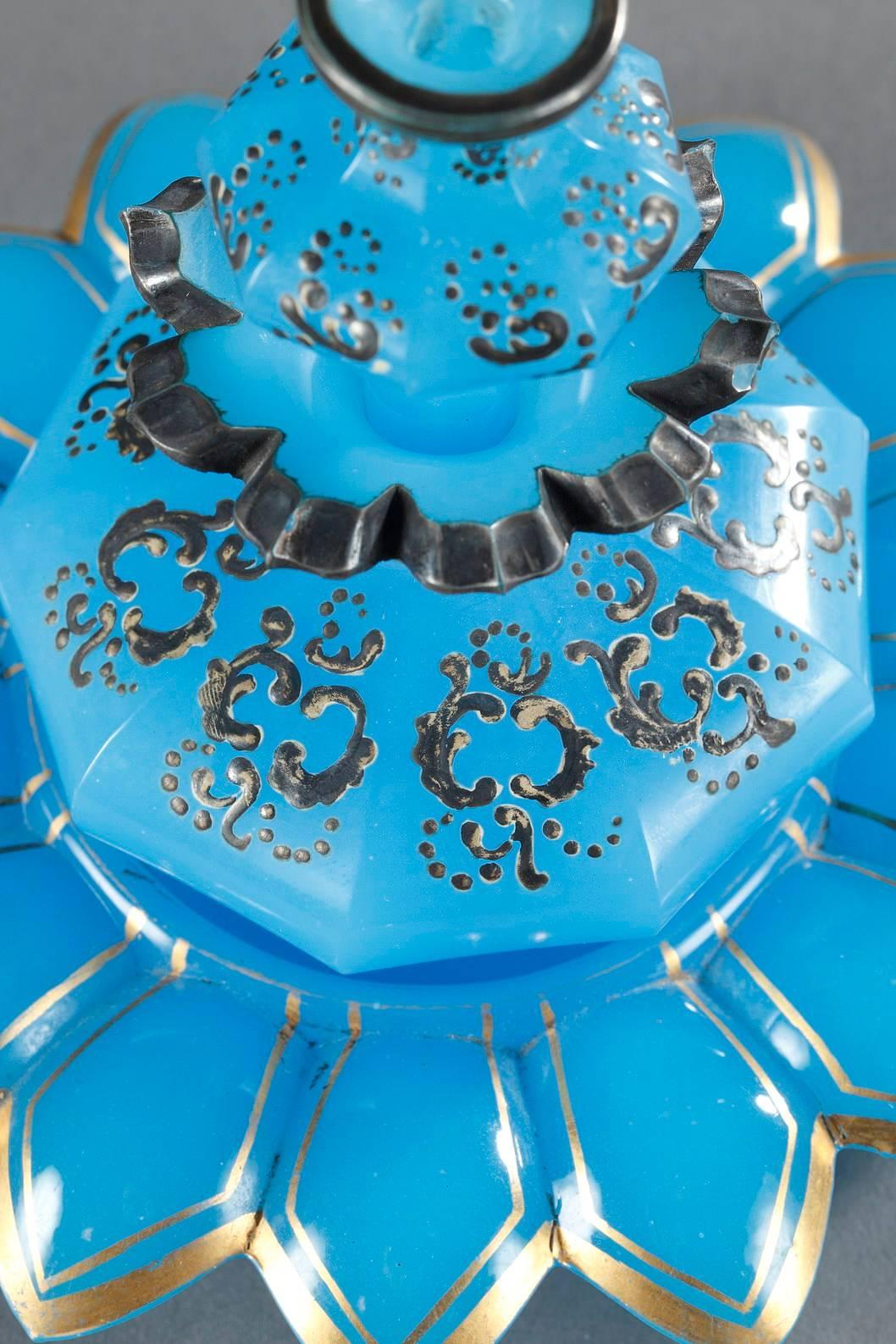 flacon de parfum en opaline bleue du 19e siècle avec décoration en émail Bon état - En vente à Paris, FR