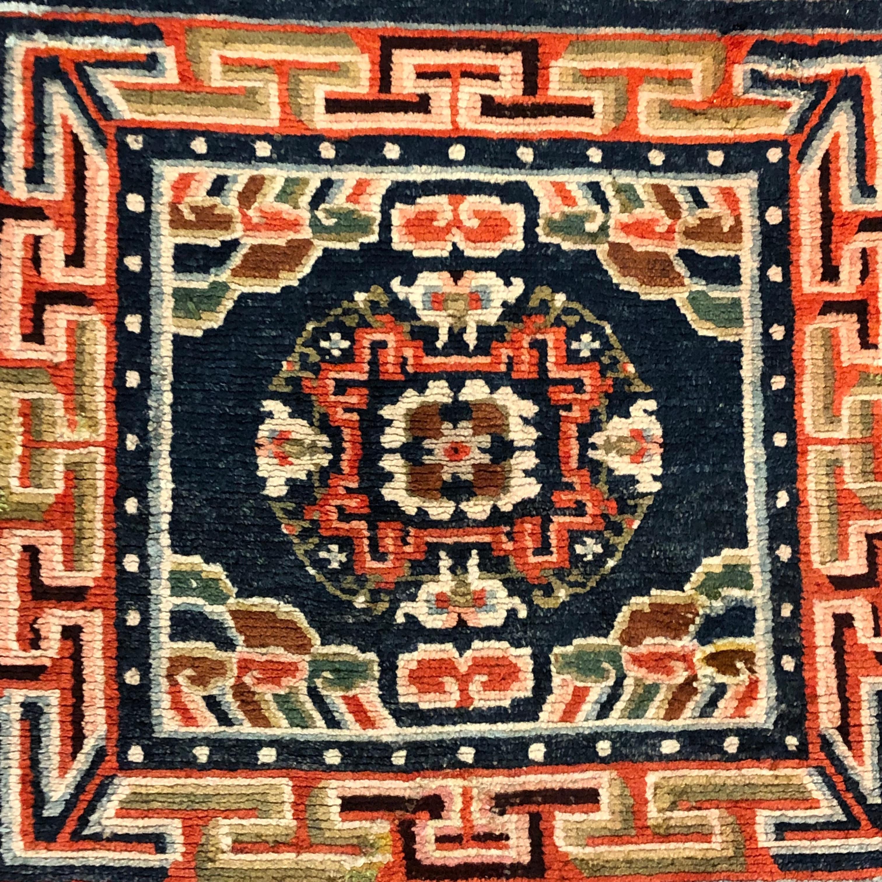 They are carpets that we used in Buddhist temples as a seat for parties or religious services. Knotted in Tibet were in large numbers exported to Nepal.
The decoration is characterized by five square modular elements, which correspond to the seats.