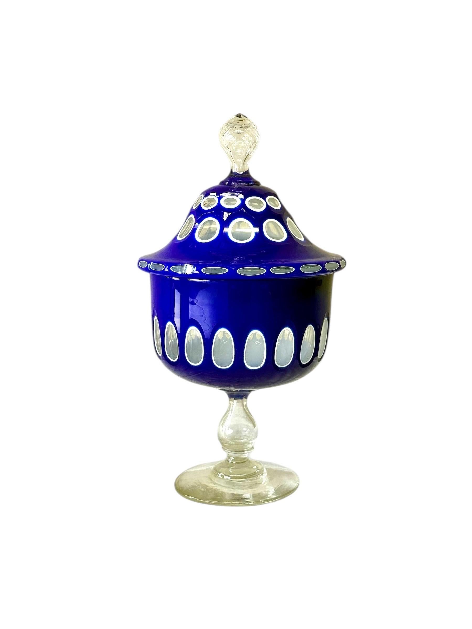Drageoir du 19e siècle recouvert de verre opalin et de bleu en vente 4