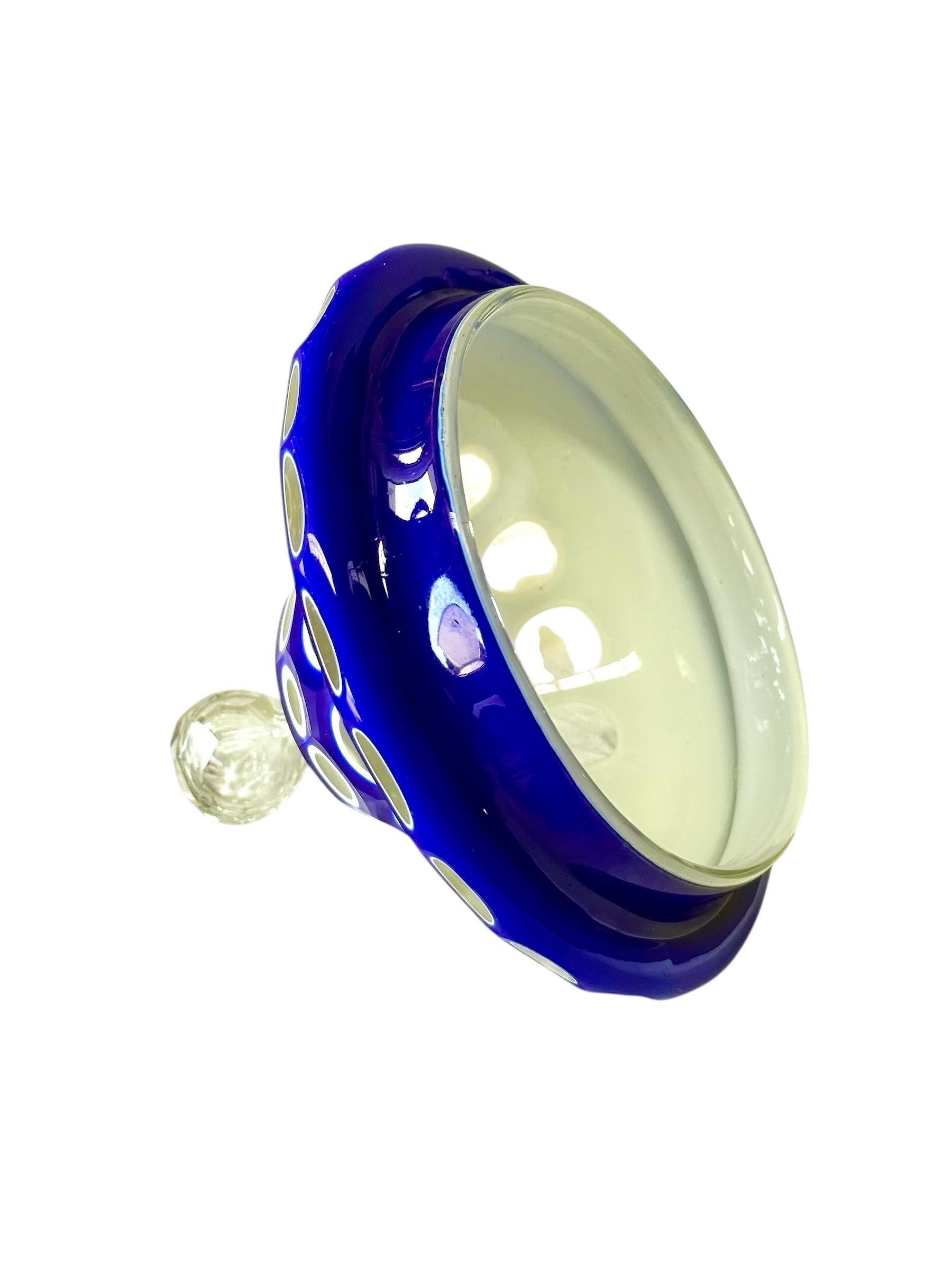 Drageoir du 19e siècle recouvert de verre opalin et de bleu en vente 5