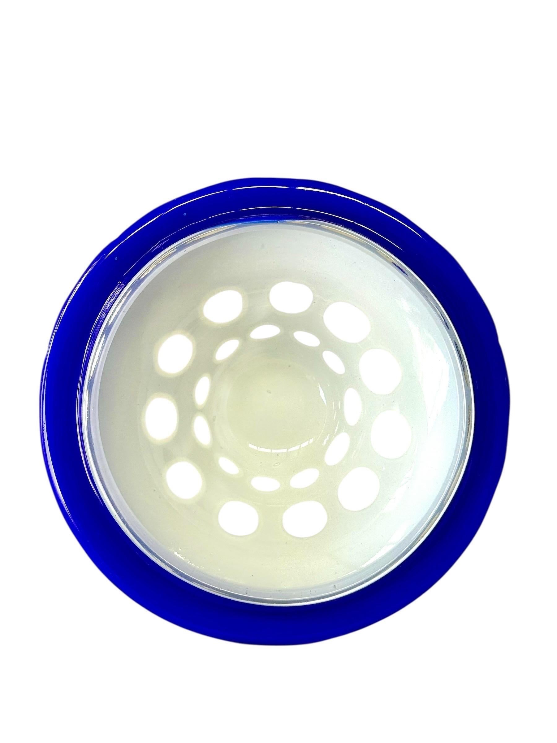 Drageoir du 19e siècle recouvert de verre opalin et de bleu en vente 7