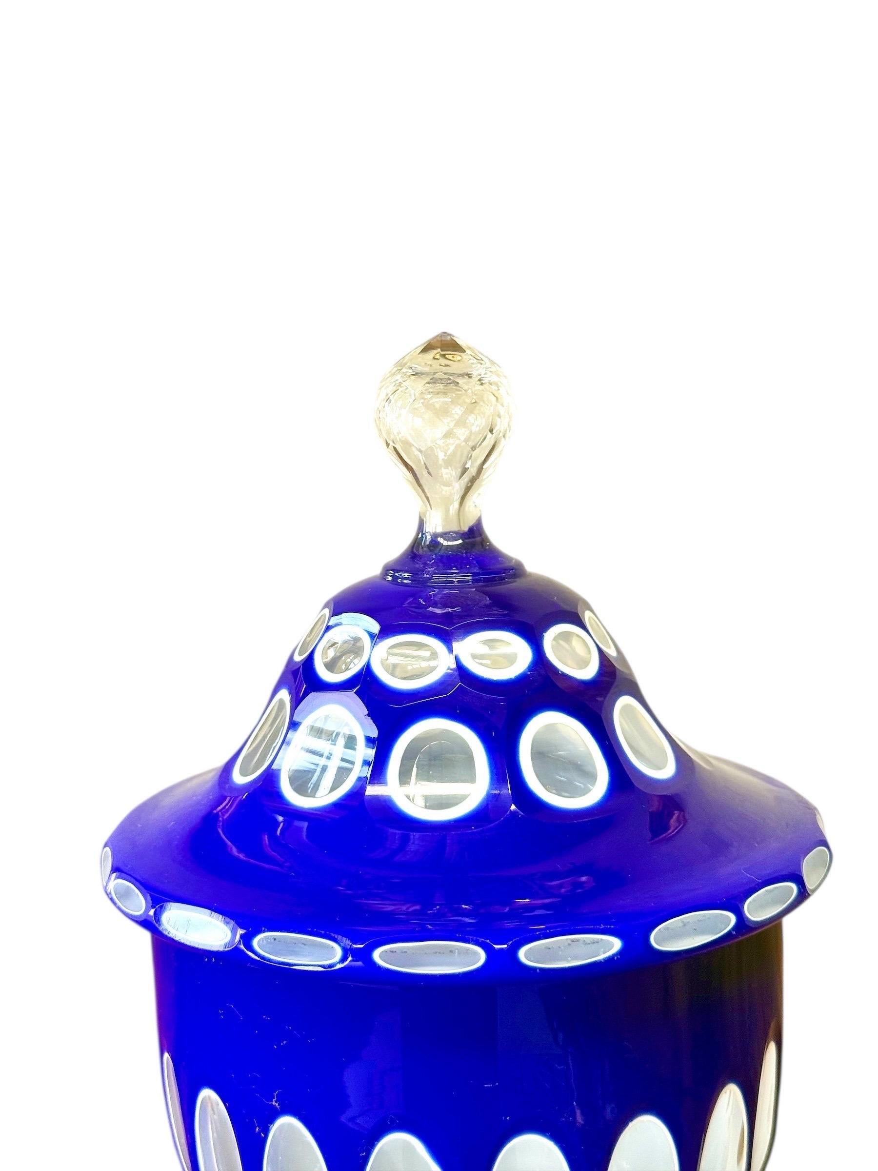 Verre taillé Drageoir du 19e siècle recouvert de verre opalin et de bleu en vente