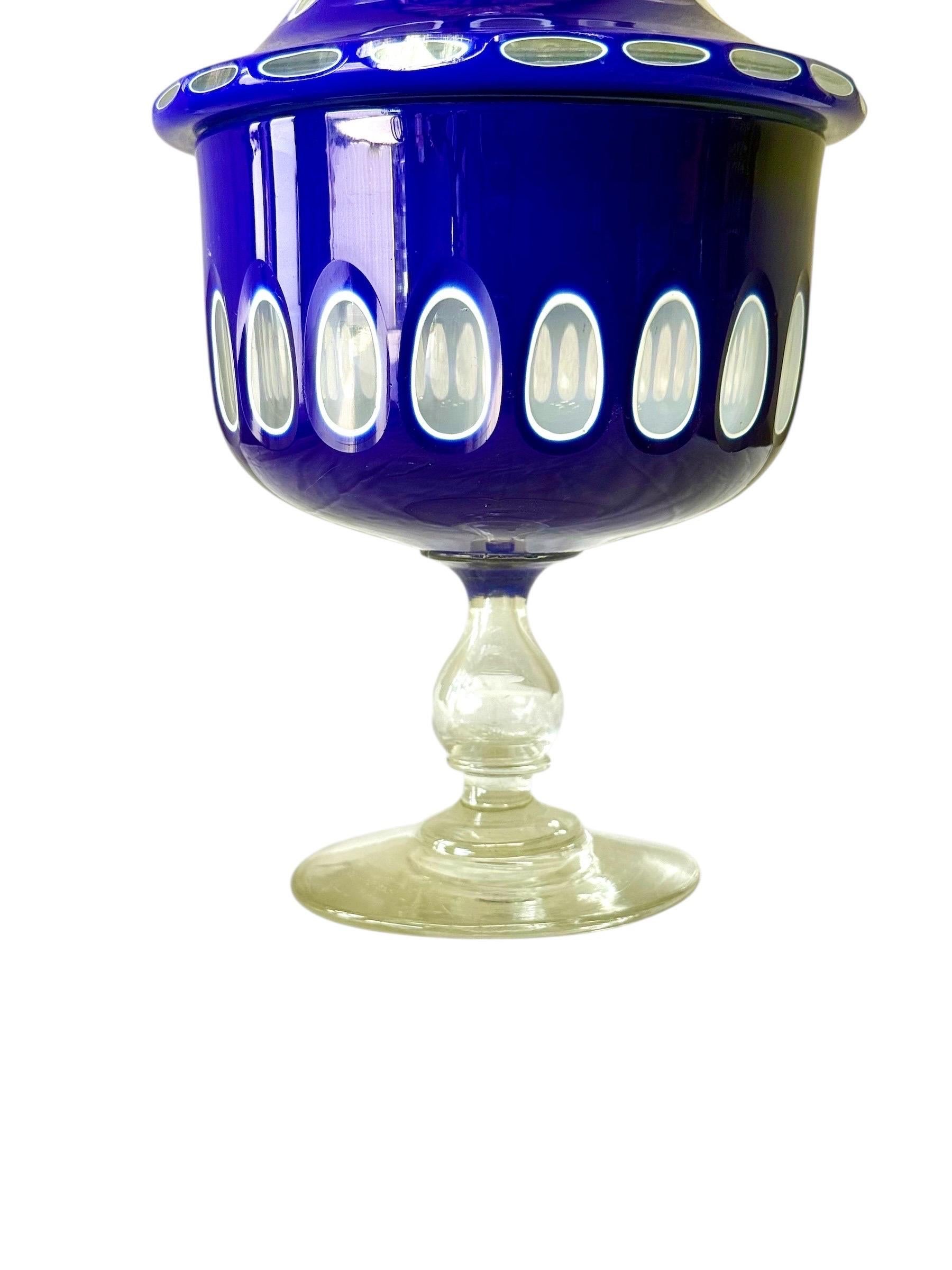 Drageoir du 19e siècle recouvert de verre opalin et de bleu en vente 1