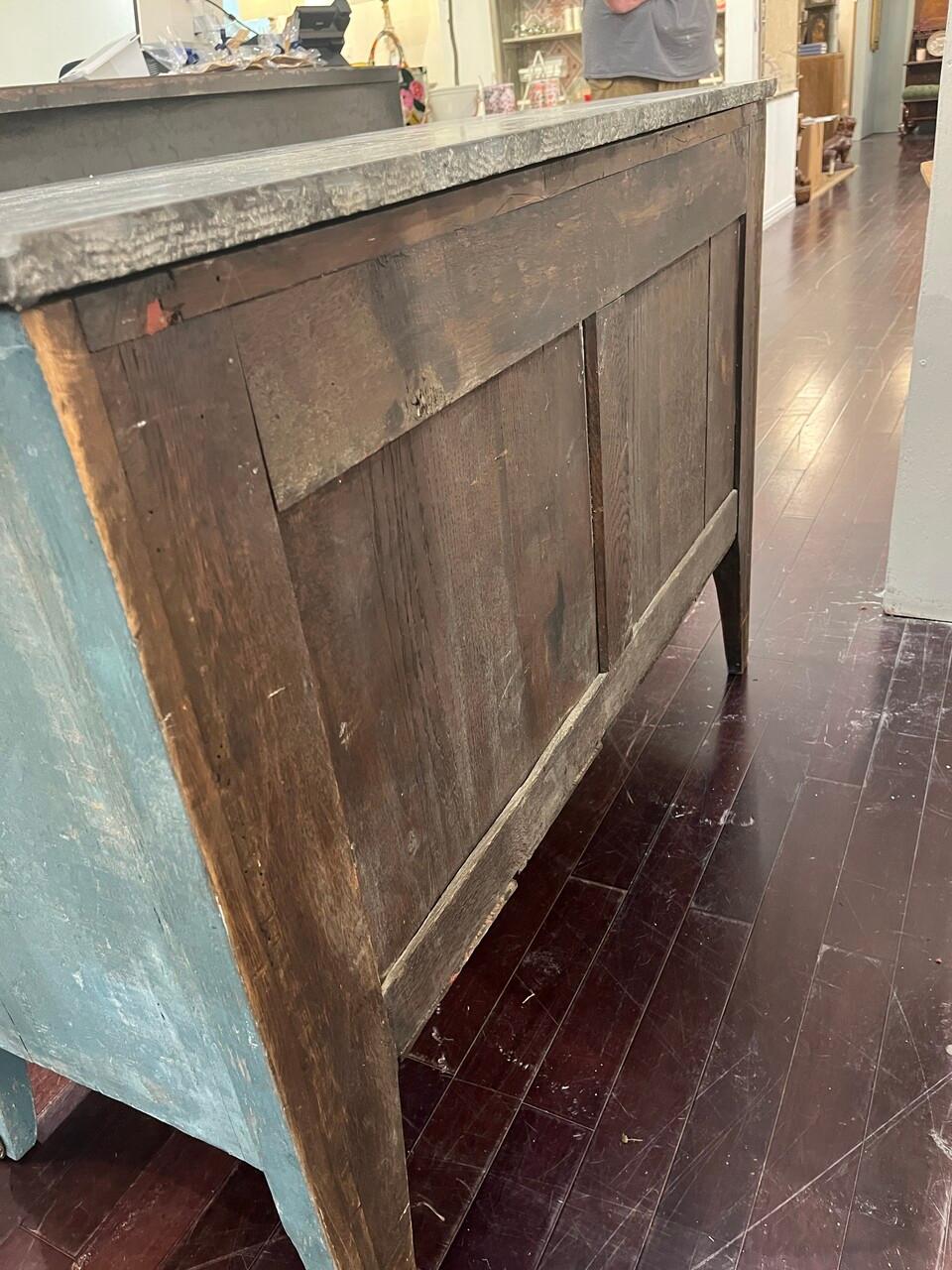 Commode du 19e siècle peinte en bleu avec dessus en marbre en vente 2
