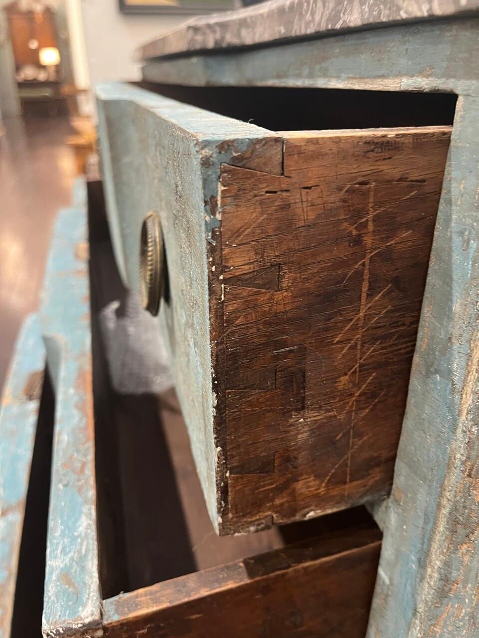 Commode du 19e siècle peinte en bleu avec dessus en marbre en vente 3