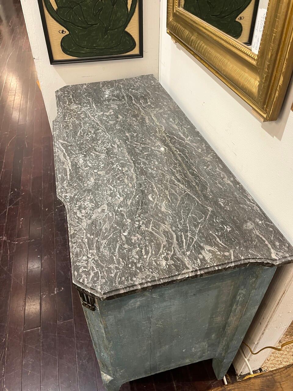 Commode du 19e siècle peinte en bleu avec dessus en marbre et montures en bronze