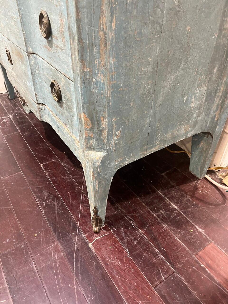Français Commode du 19e siècle peinte en bleu avec dessus en marbre en vente