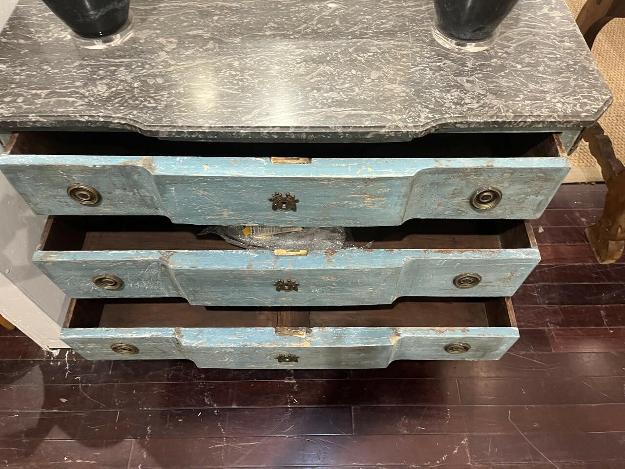 Bronze Commode du 19e siècle peinte en bleu avec dessus en marbre en vente